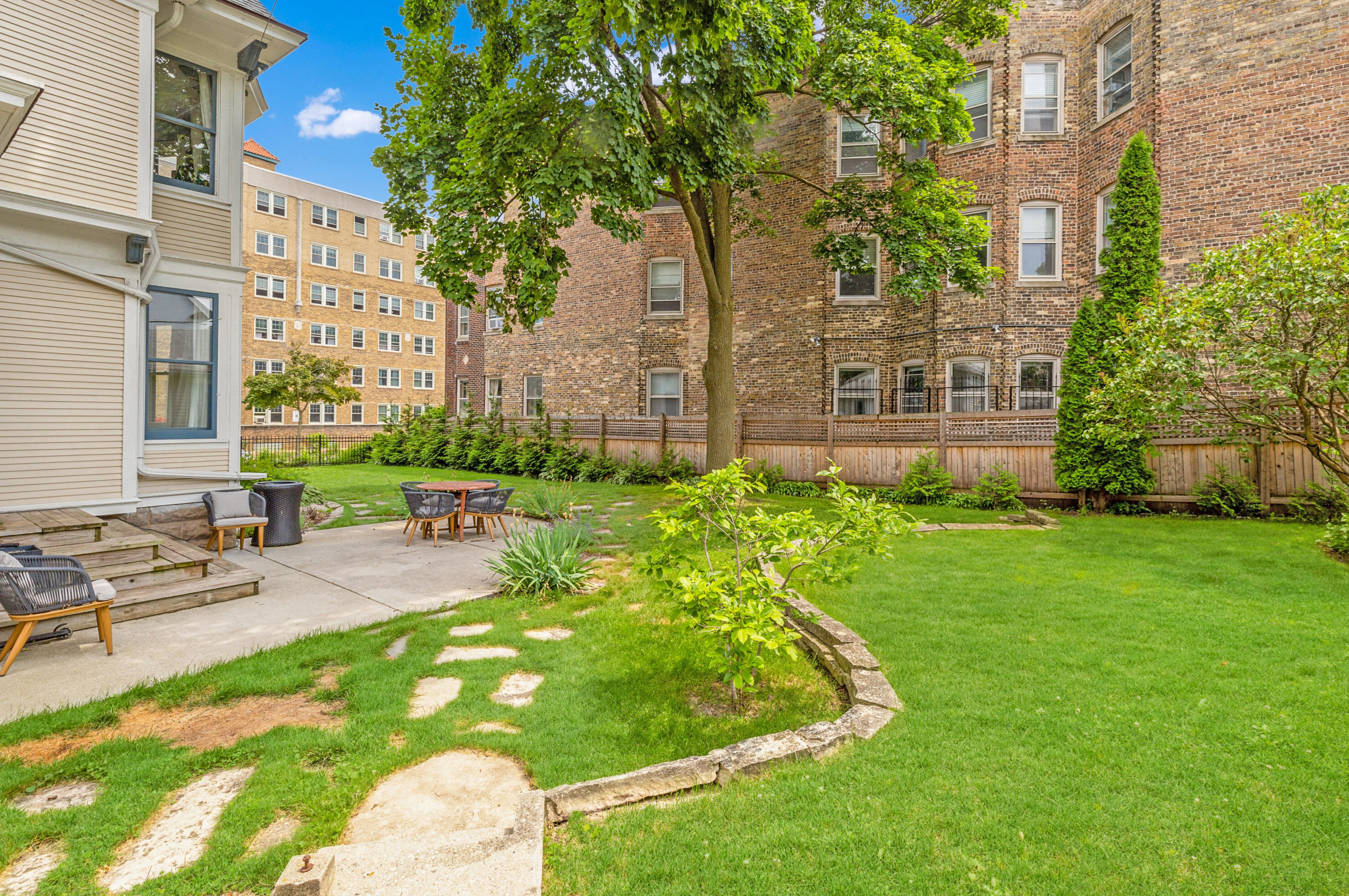 2621 Stowell Ave, Milwaukee WI  53211-4221 exterior