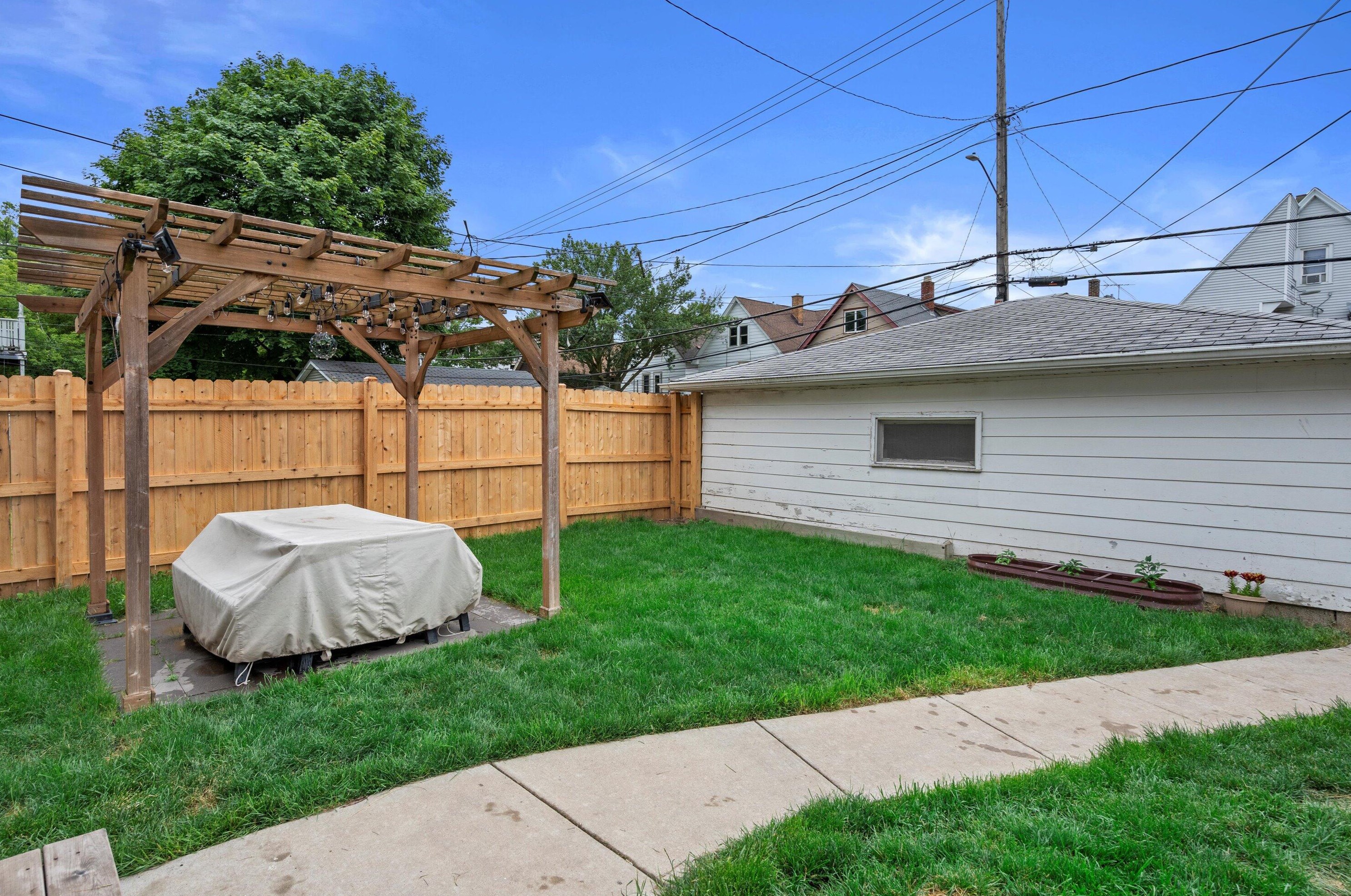 3320 Bartlett Ave, Milwaukee WI  53211-3024 exterior