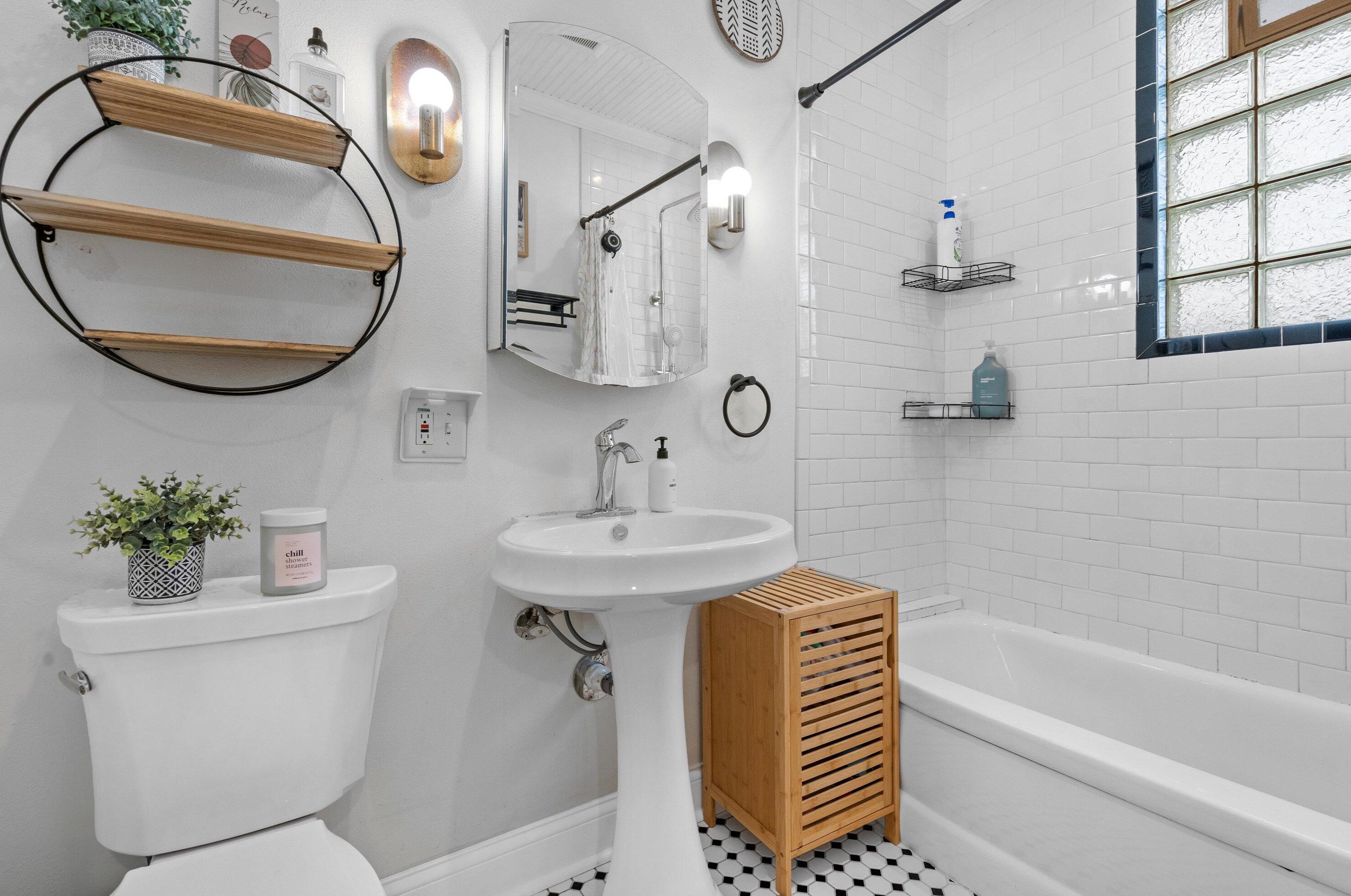 3320 Bartlett Ave, Milwaukee WI  53211-3024 exterior