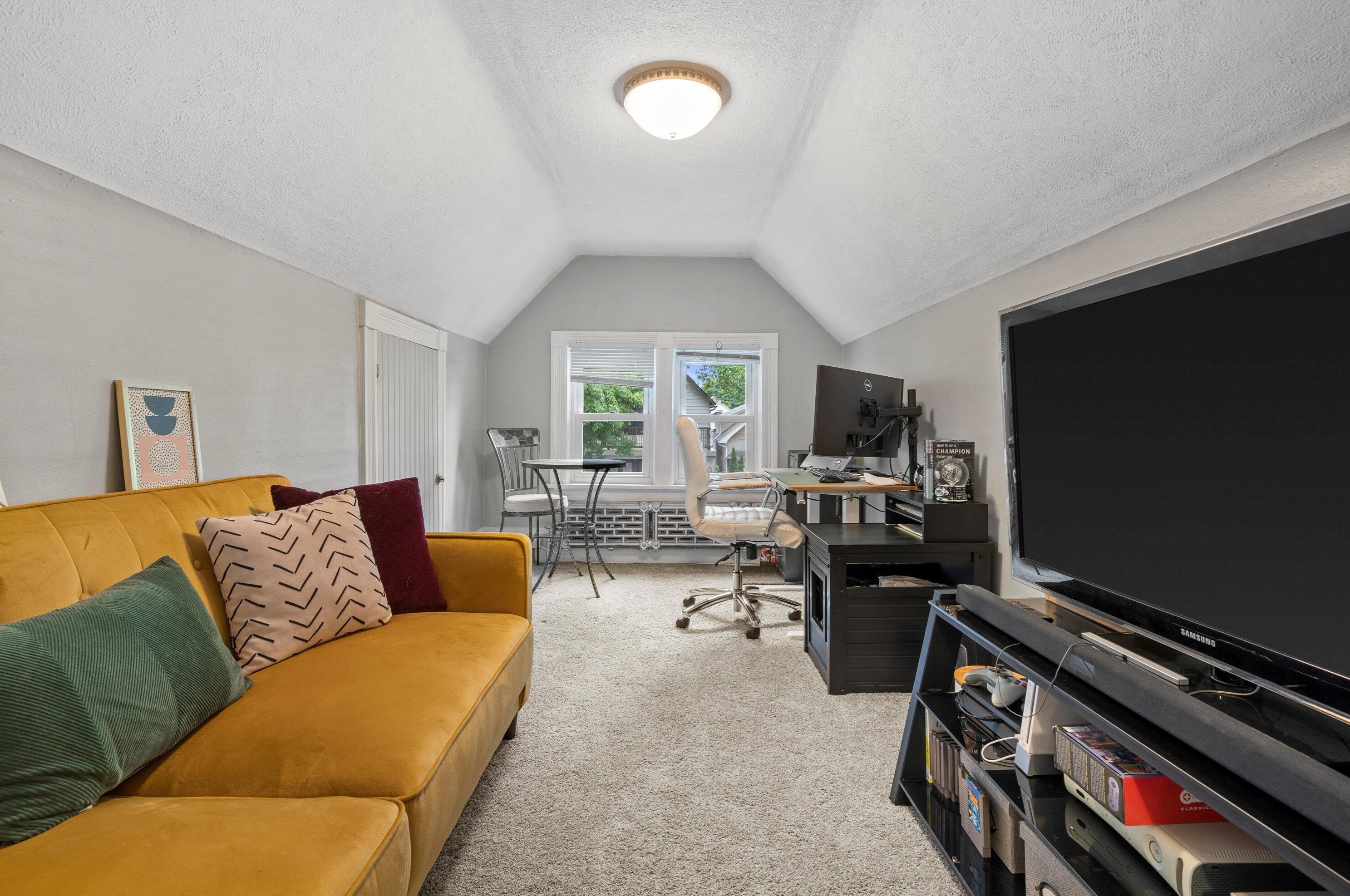 3320 Bartlett Ave, Milwaukee WI  53211-3024 exterior