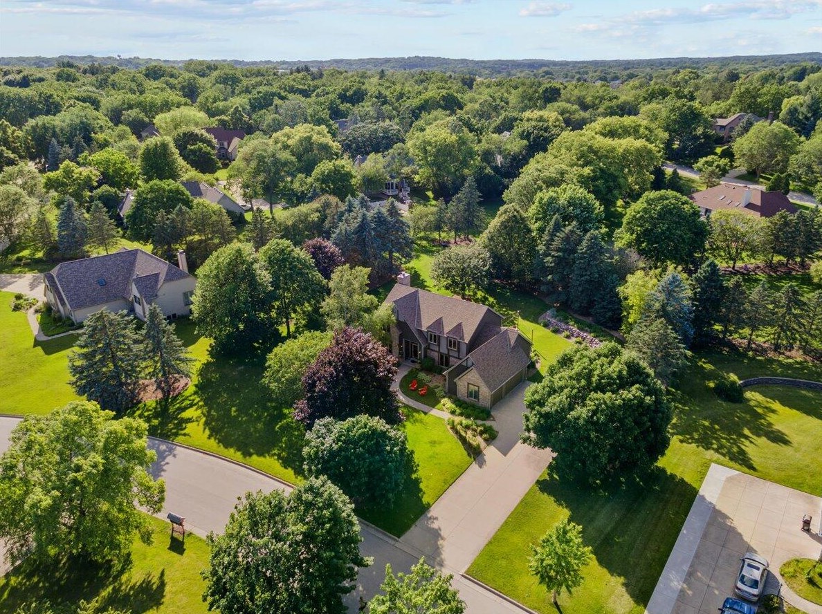 231 Crystal Dr, Chenequa, WI 53029