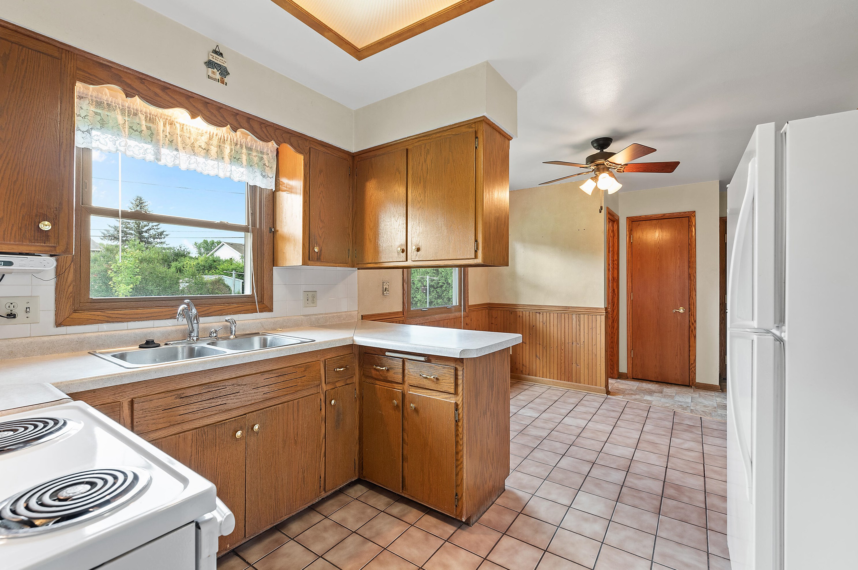 127 Martin Dr, Hartford, WI 53027