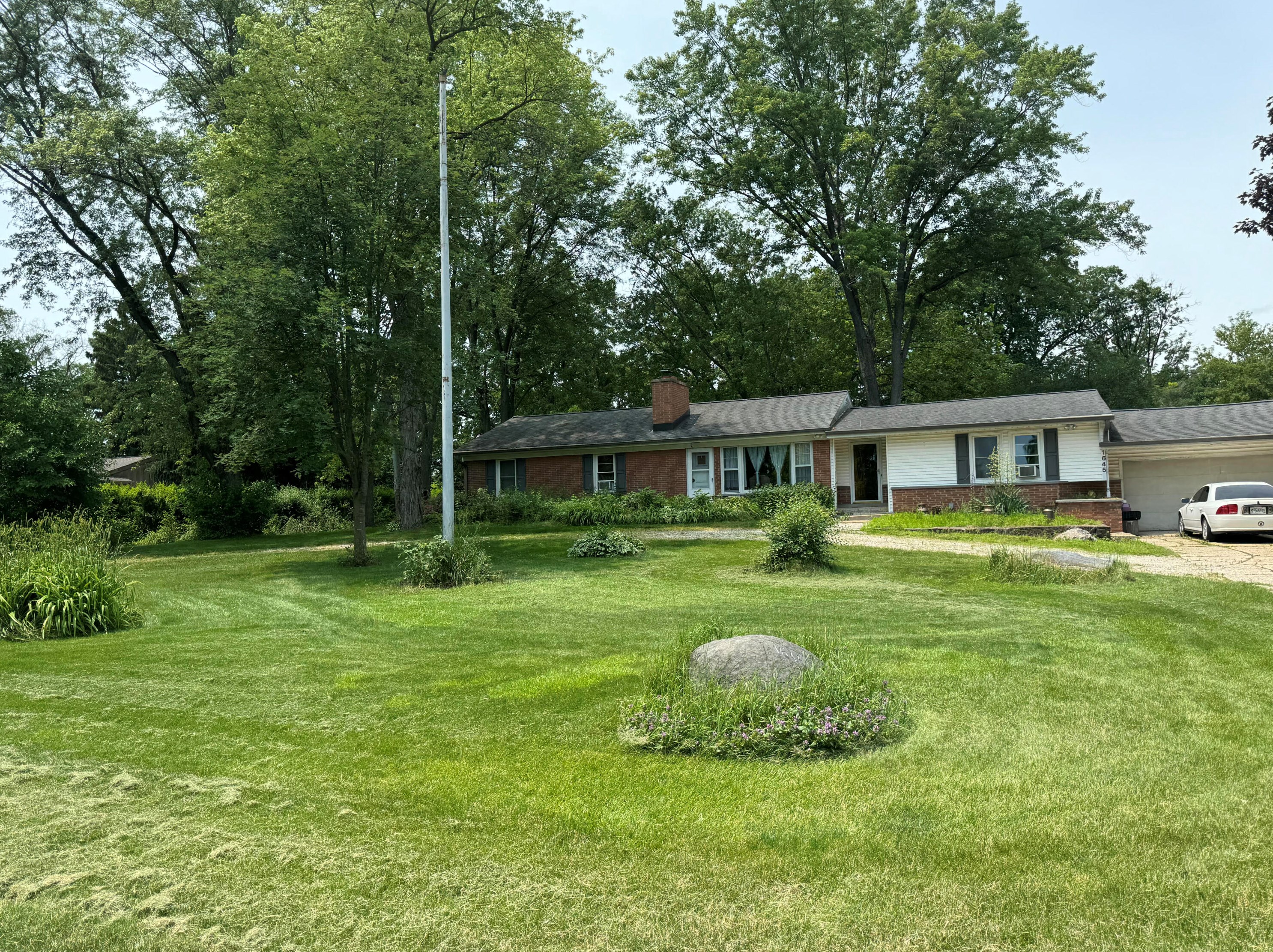 1645 Valley Ridge Dr, Brookfield, WI 53005