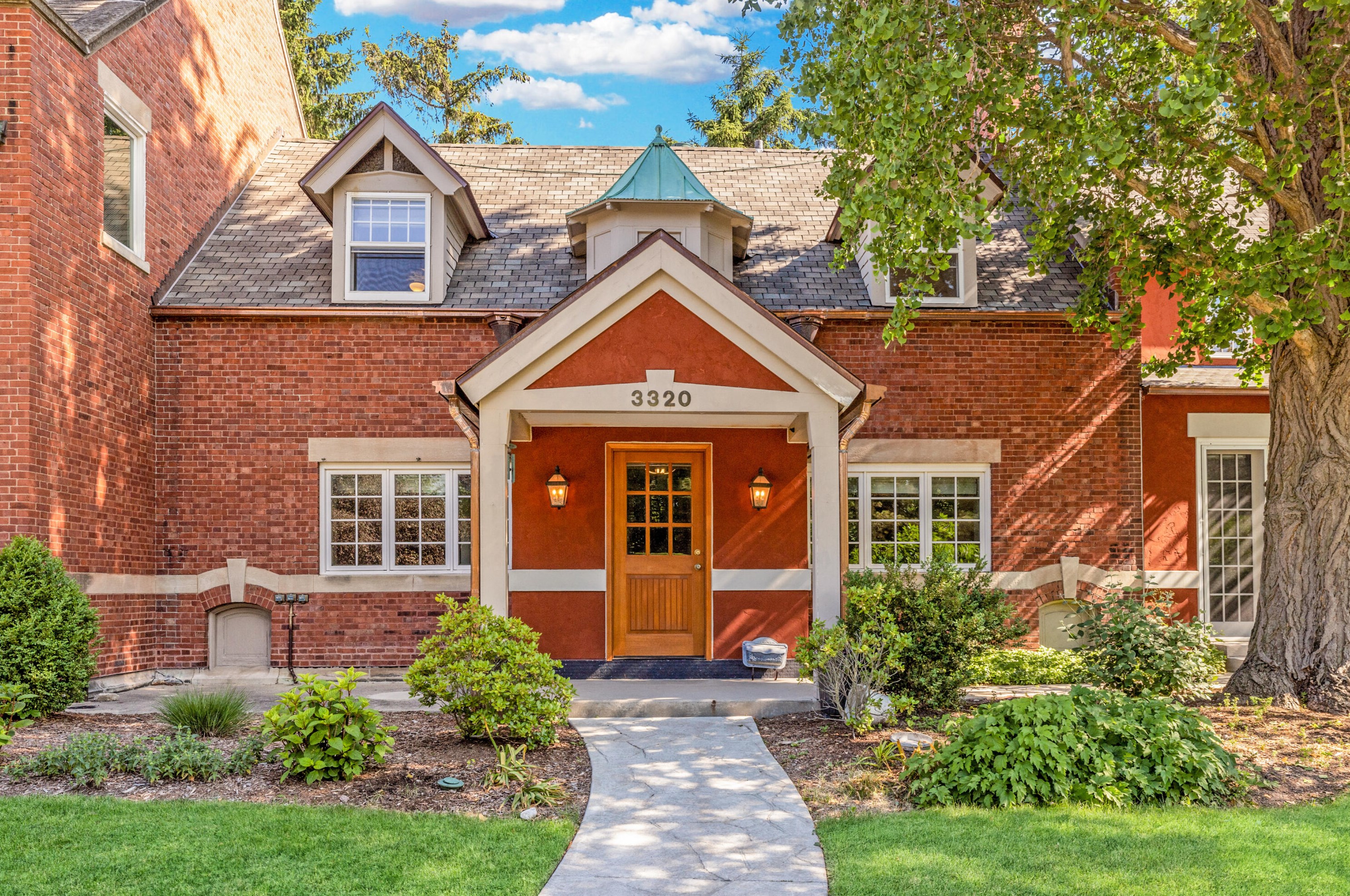 3320 N Lake Dr, Milwaukee, WI 53211