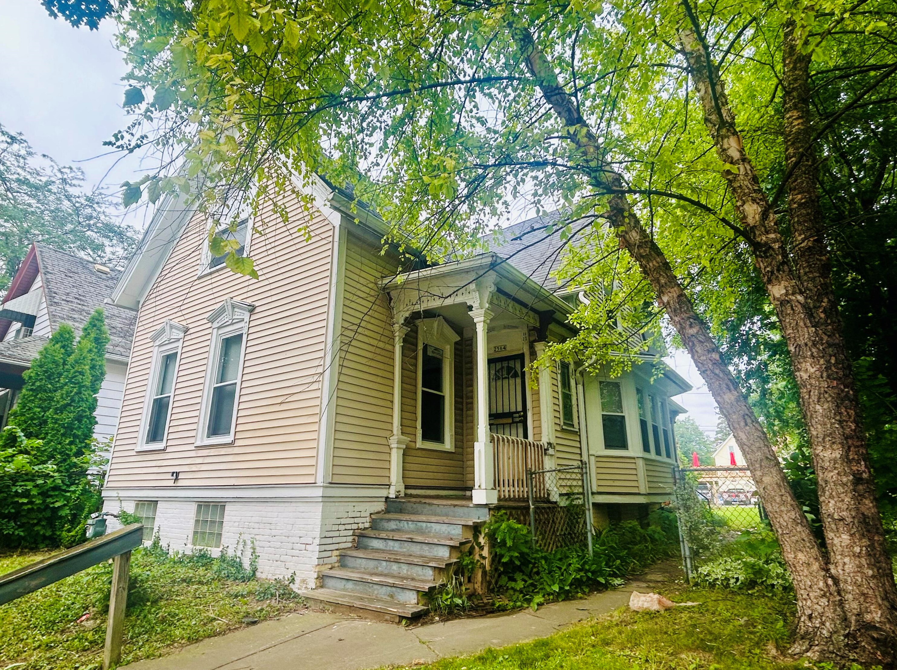 2564 N 15th St, Milwaukee, WI 53206