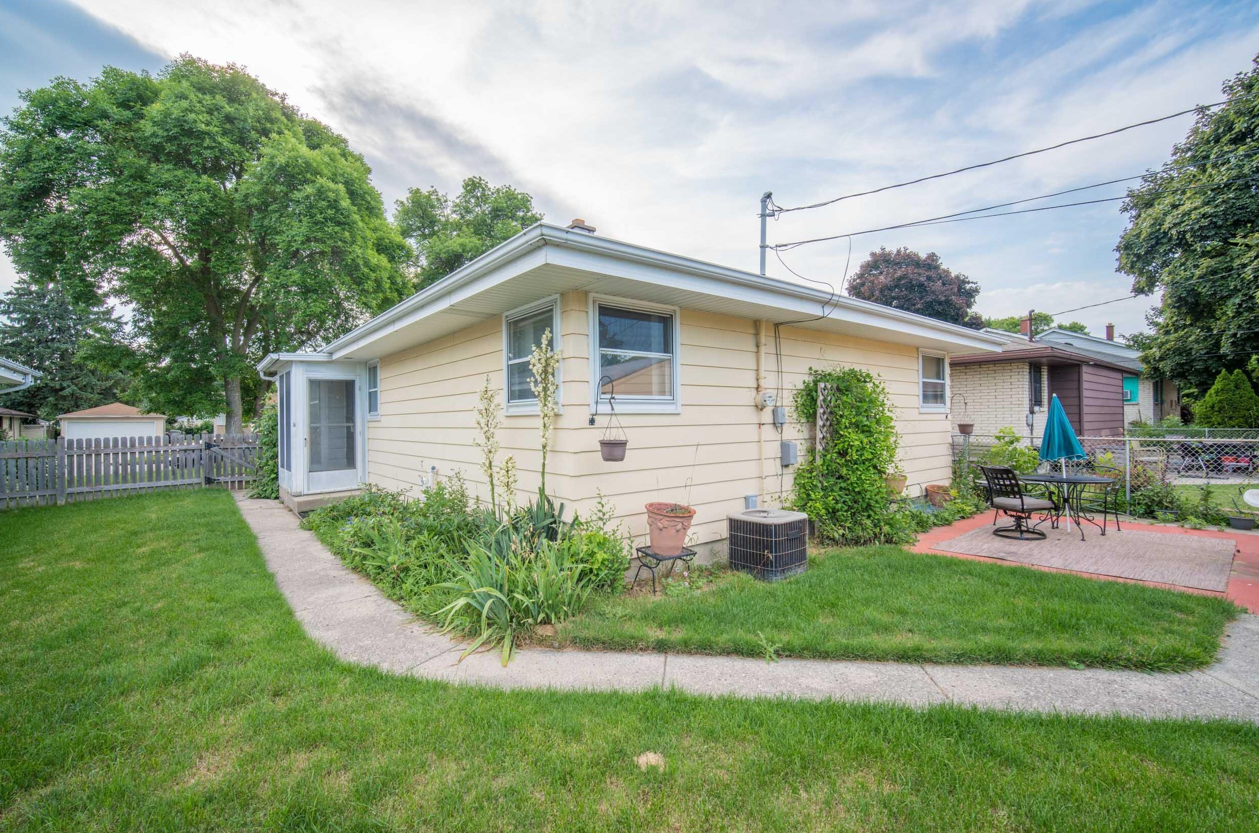 5422 19th St, Milwaukee, WI 53209-5013