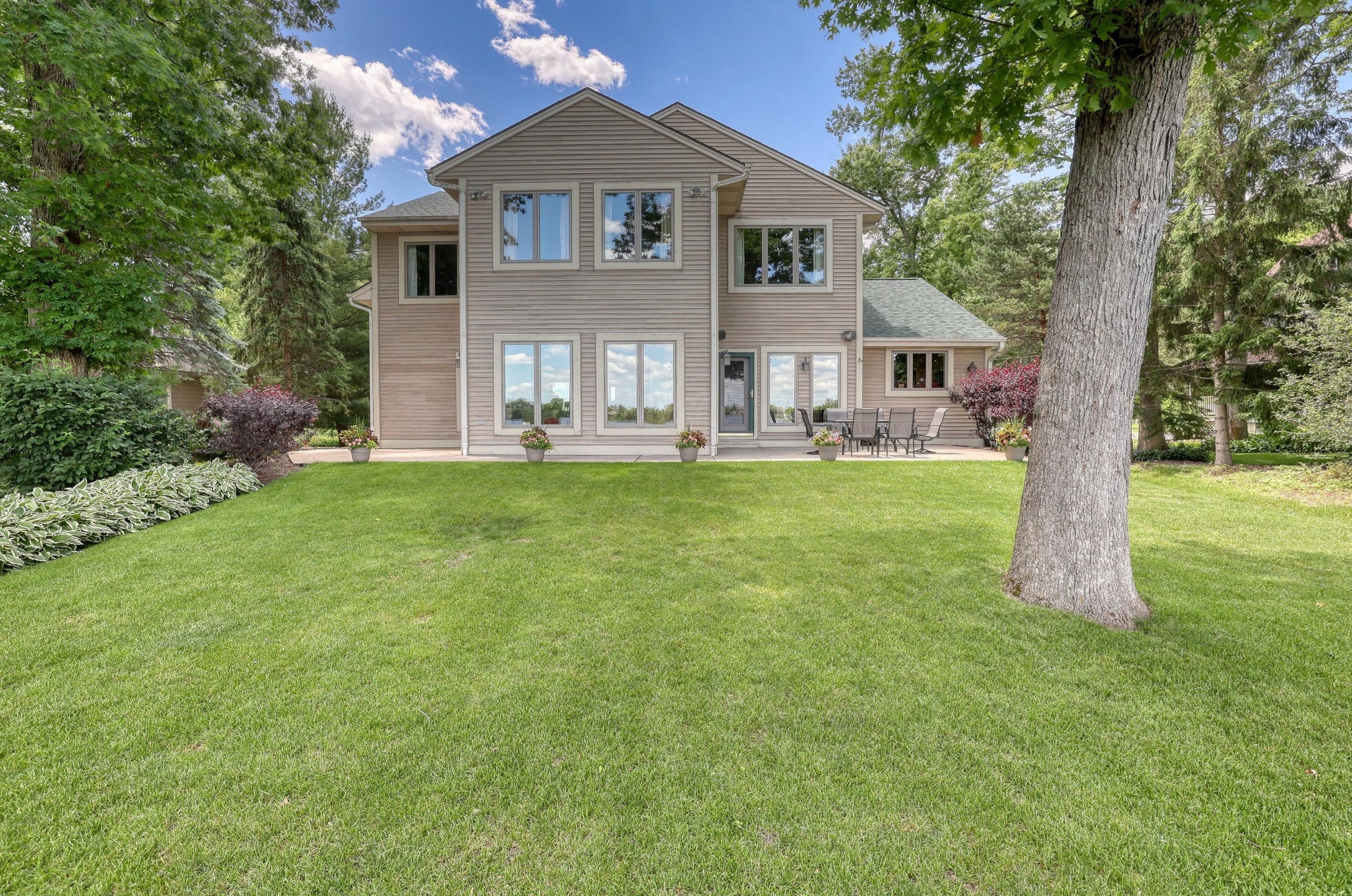 420 S Golden Lake Ln, Oconomowoc, WI 53066
