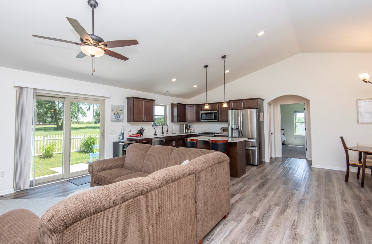 274 Thomas Trl, Oconomowoc, WI 53066