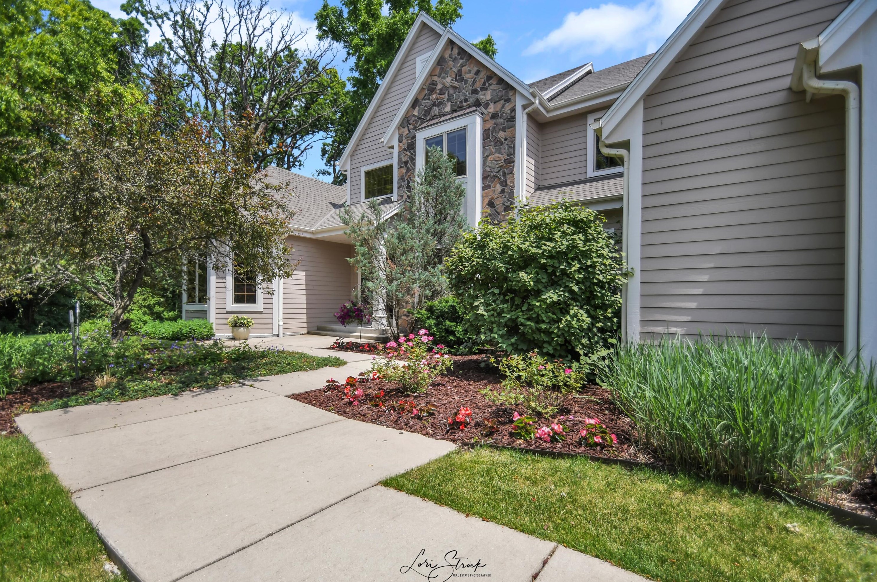 7118 S Cambridge Dr, Hales Corners, WI 53132
