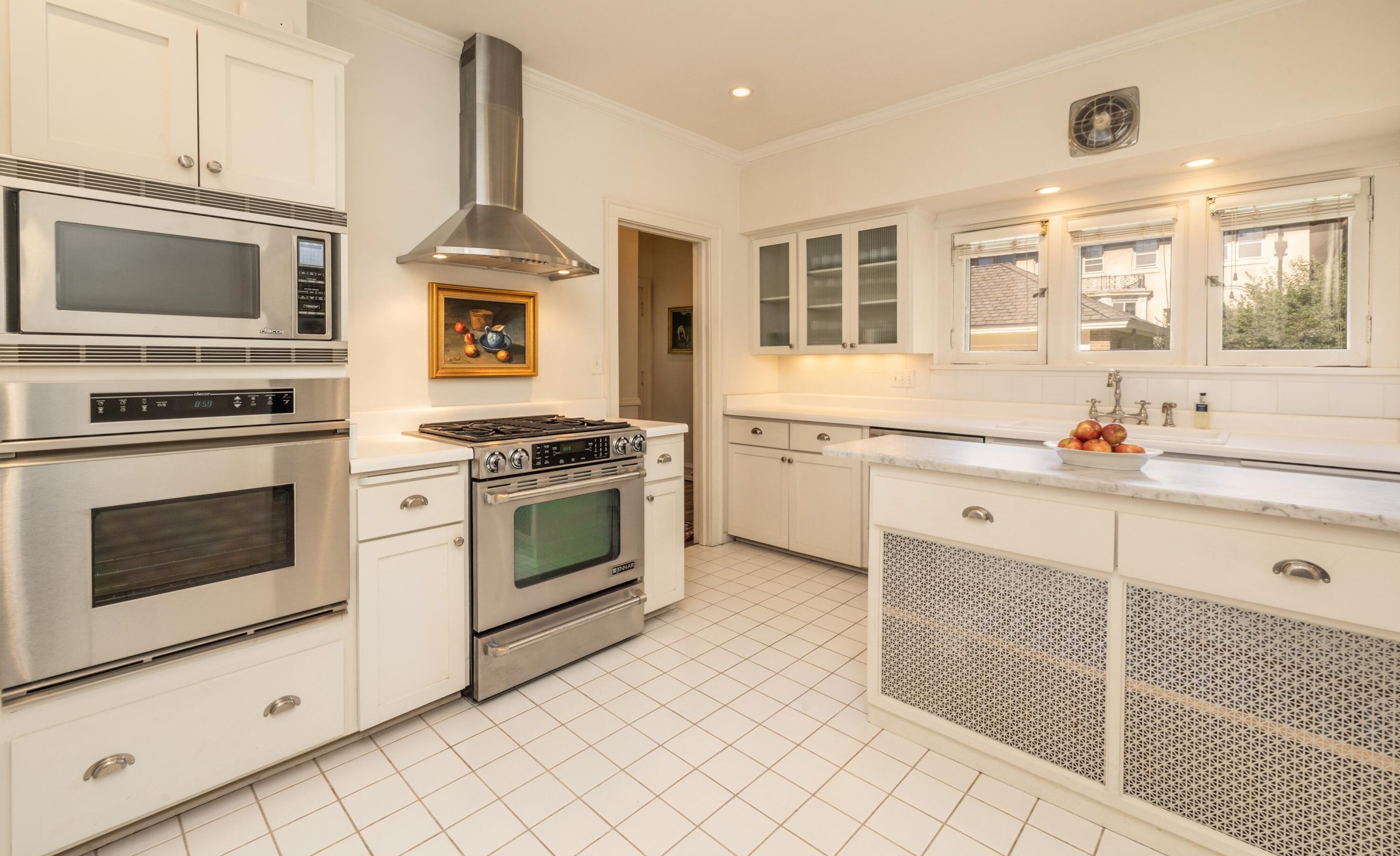 3027 Lake Dr, Milwaukee WI  53211-3403 exterior