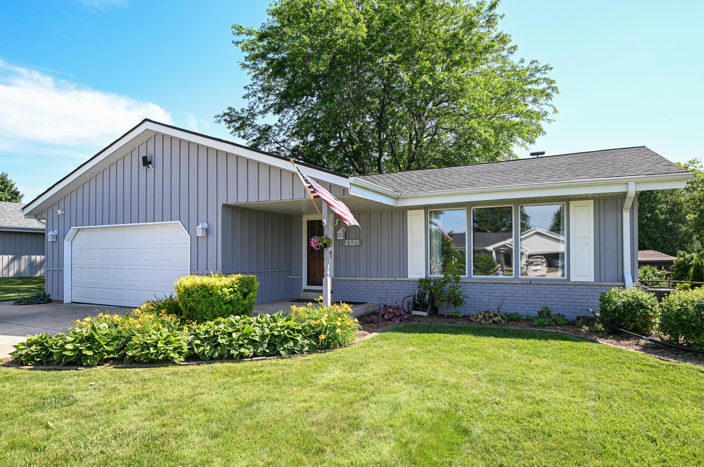 7325 W Imperial Dr, Hales Corners, WI 53132