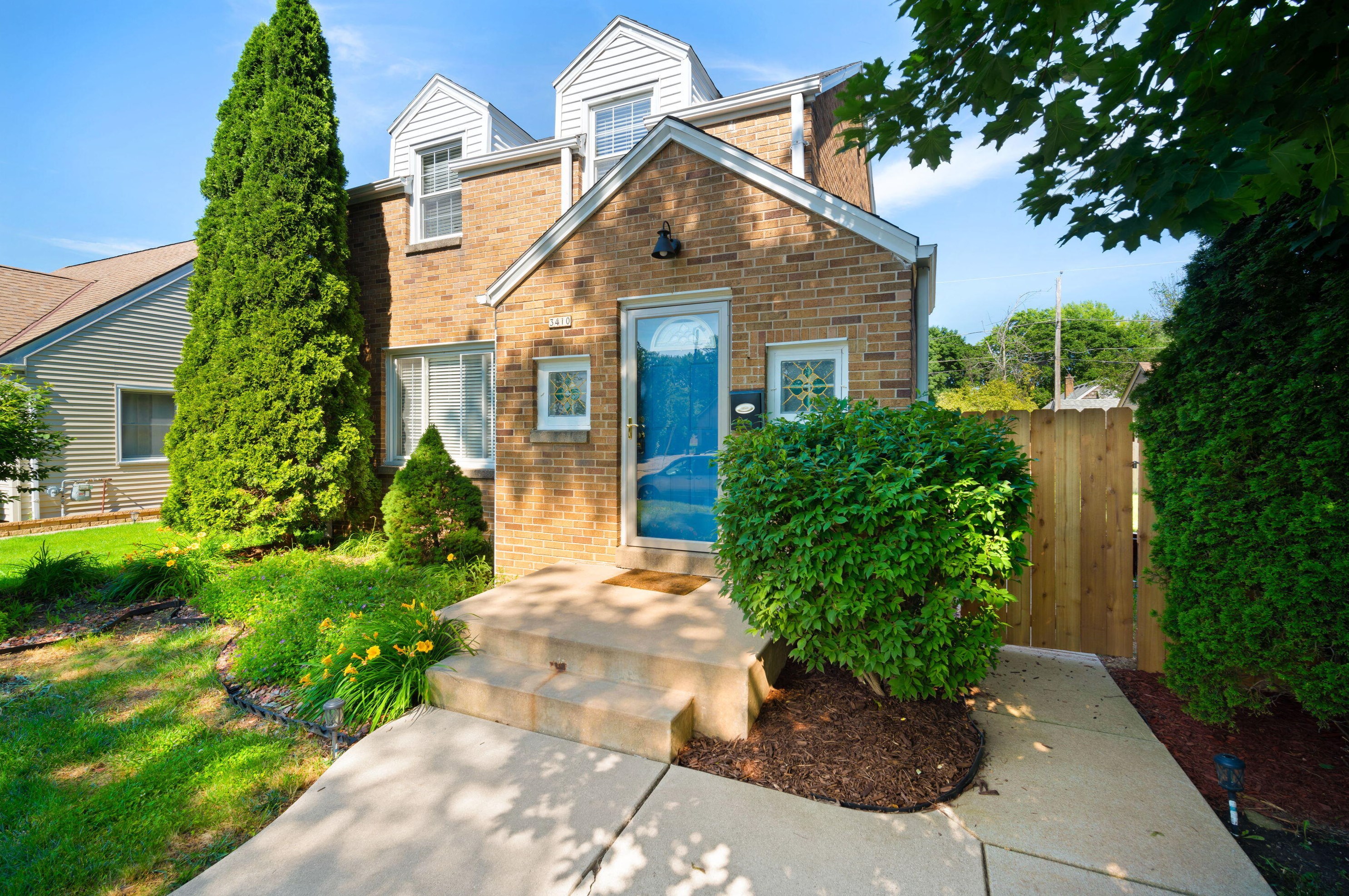 3410 79th St, Milwaukee, WI 53219-3827