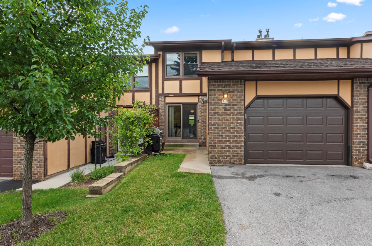 569 Hartridge Dr, Chenequa, WI 53029