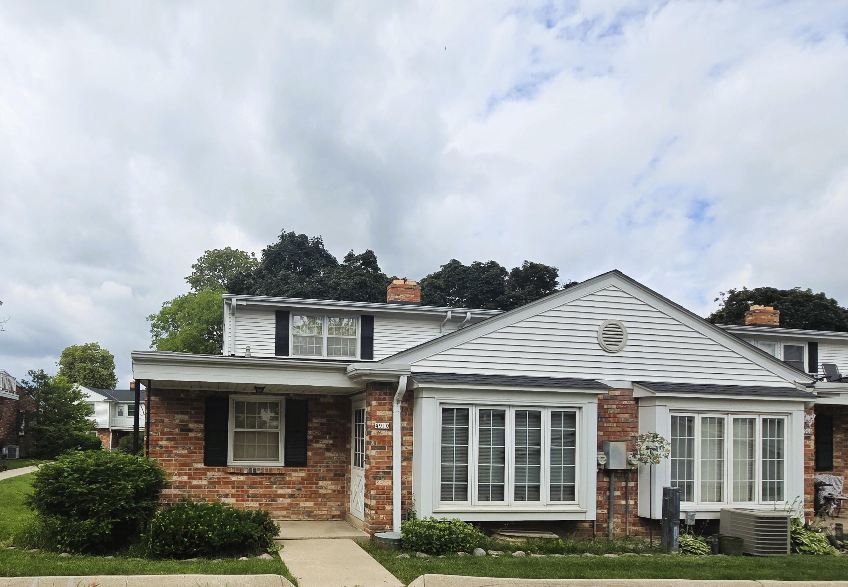 4910 W Colonial Ct, Milwaukee, WI 53220
