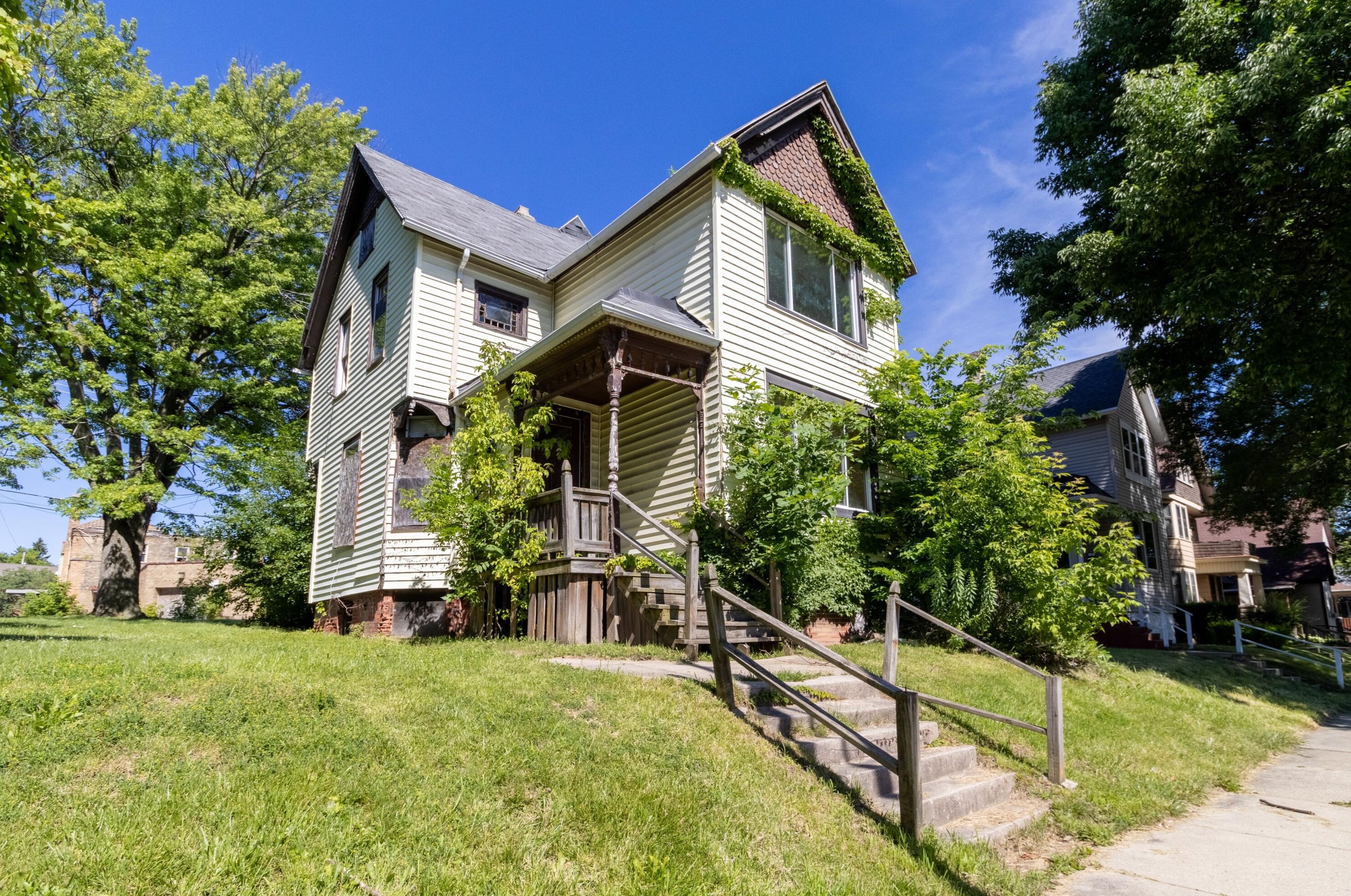 3117 2nd St, Milwaukee, WI 53212-2018
