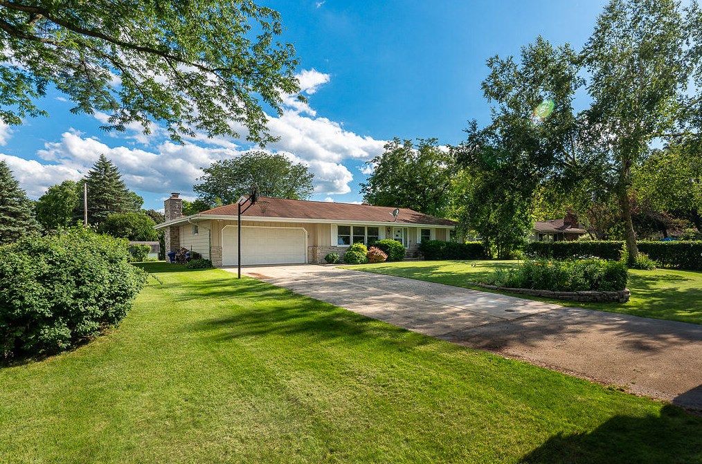 12555 Zinke Dr, Brookfield, WI 53005