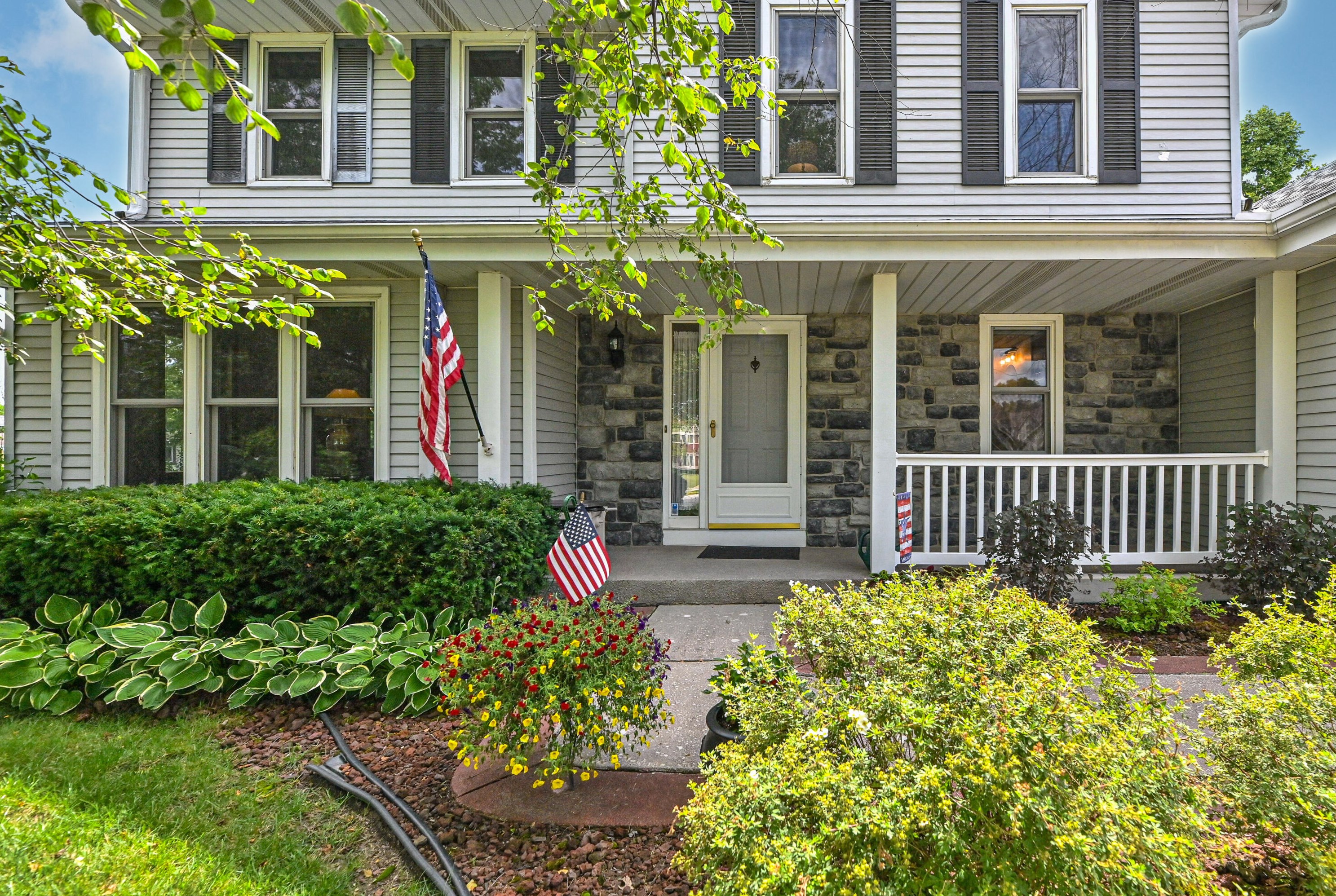 4231 W Carolyn Ct, Hales Corners, WI 53132