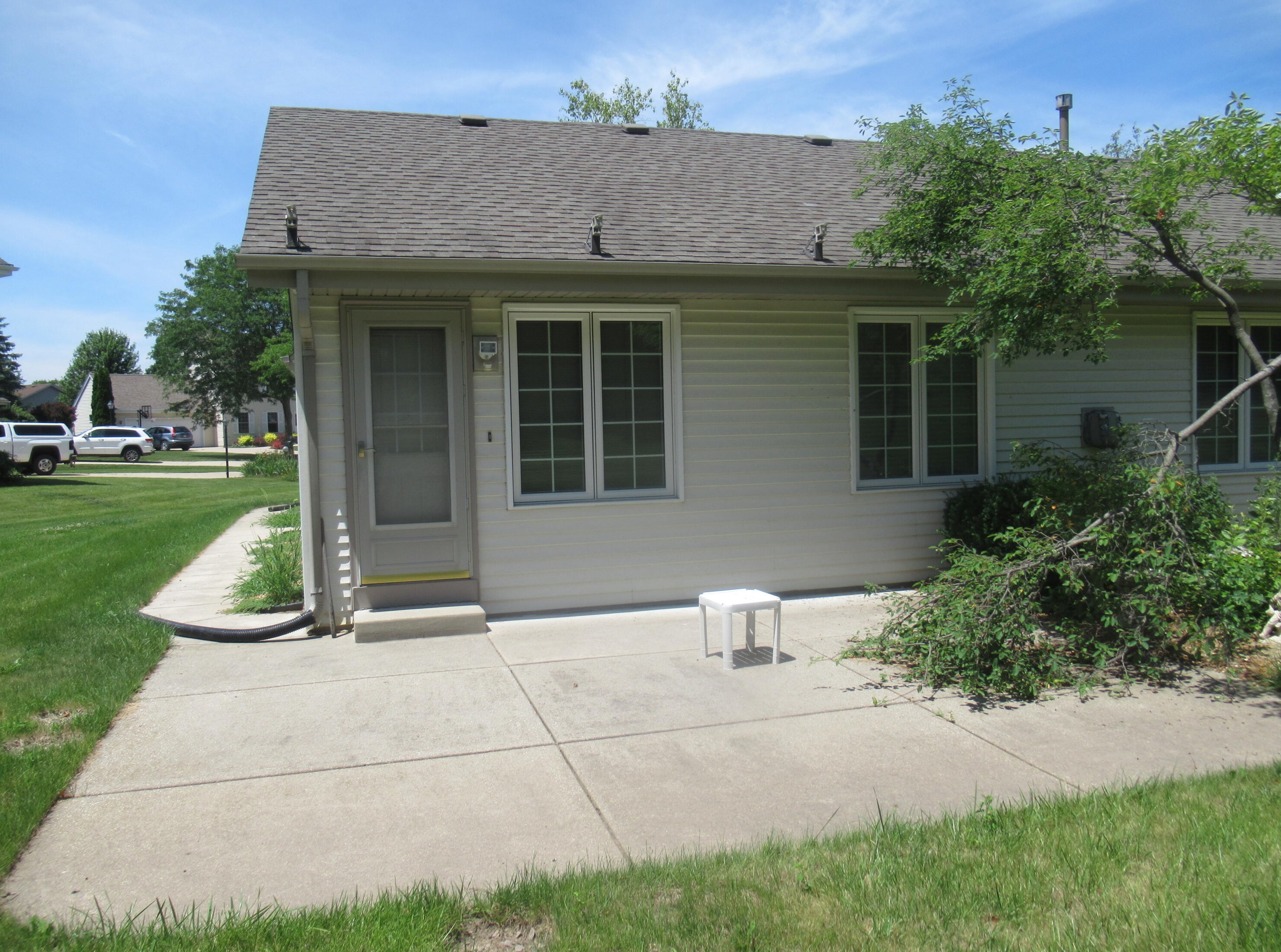 7268 S Dover Hill Ct, Hales Corners, WI 53132