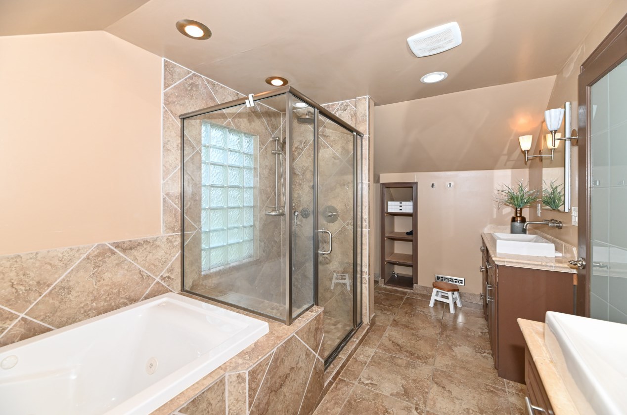 2331 118, Milwaukee WI 53226-1125 exterior