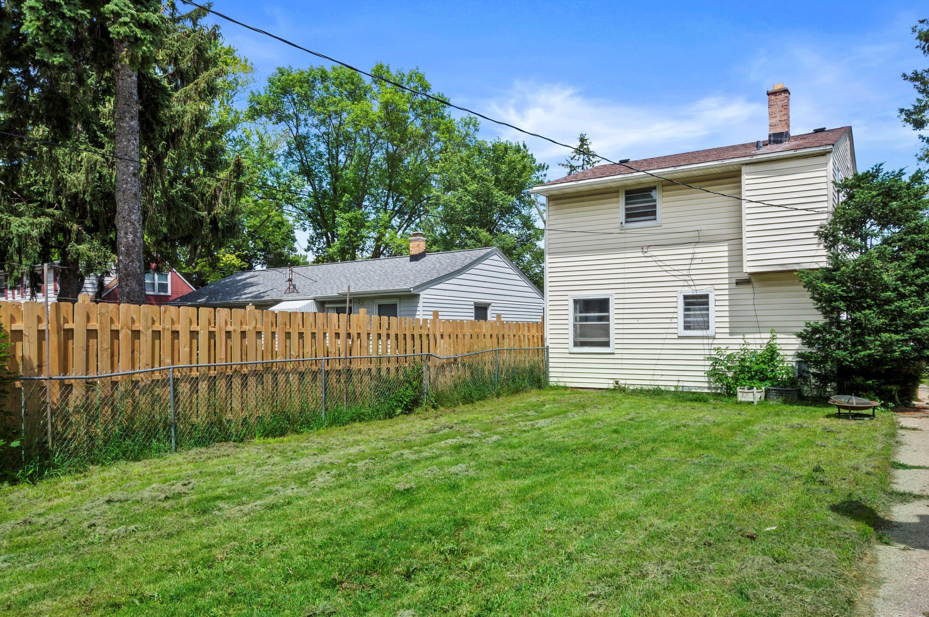 4907 N 89th St, Milwaukee, WI 53225
