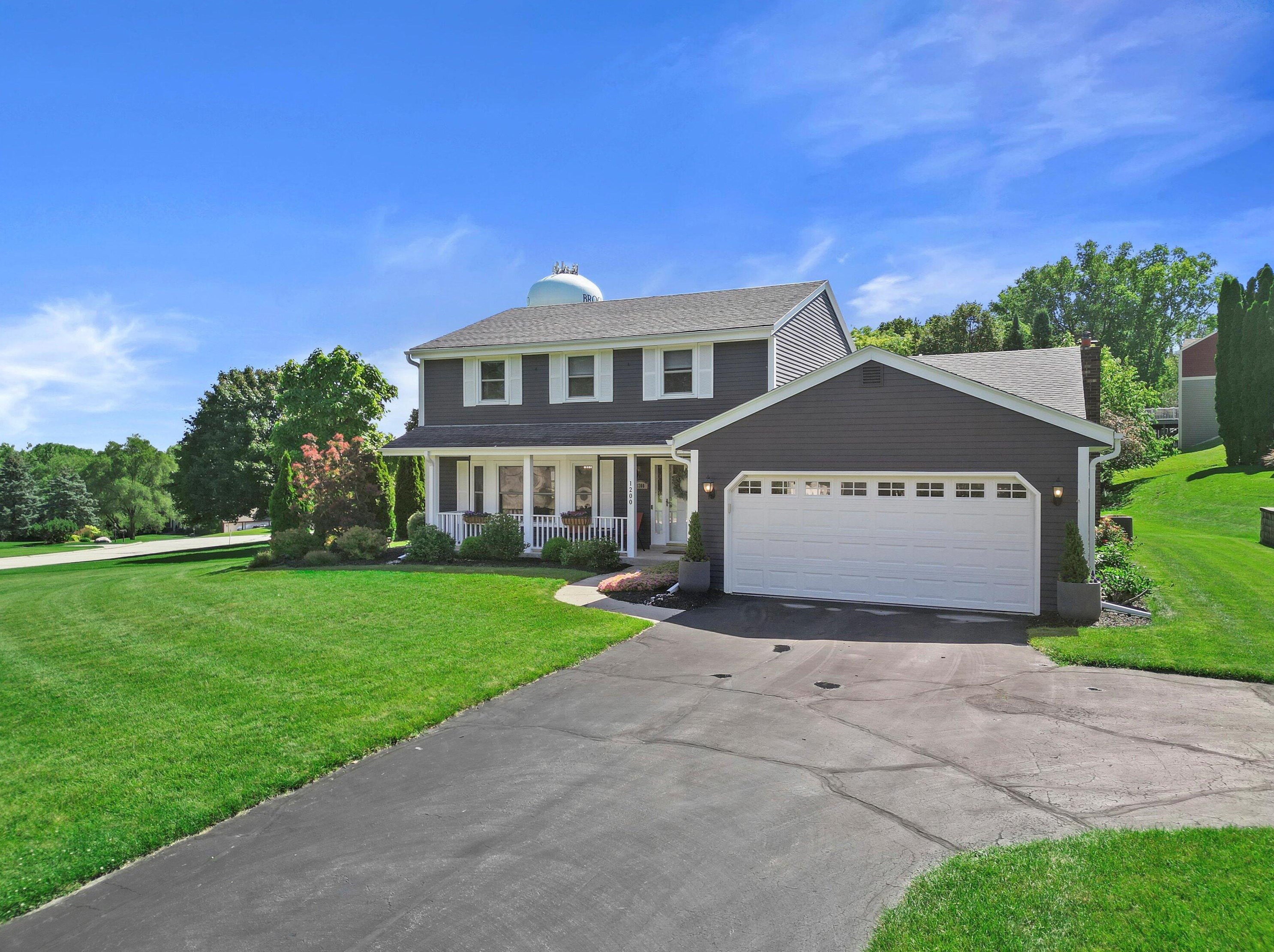 1200 Hawthorne Ridge Dr, Brookfield, WI 53045