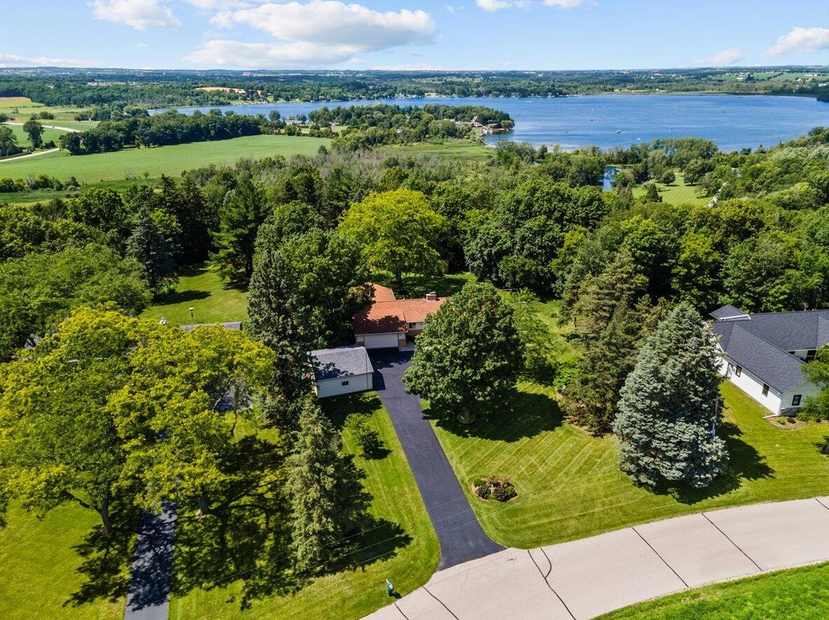 2935 Rolaine Pkwy, Hartford, WI 53027