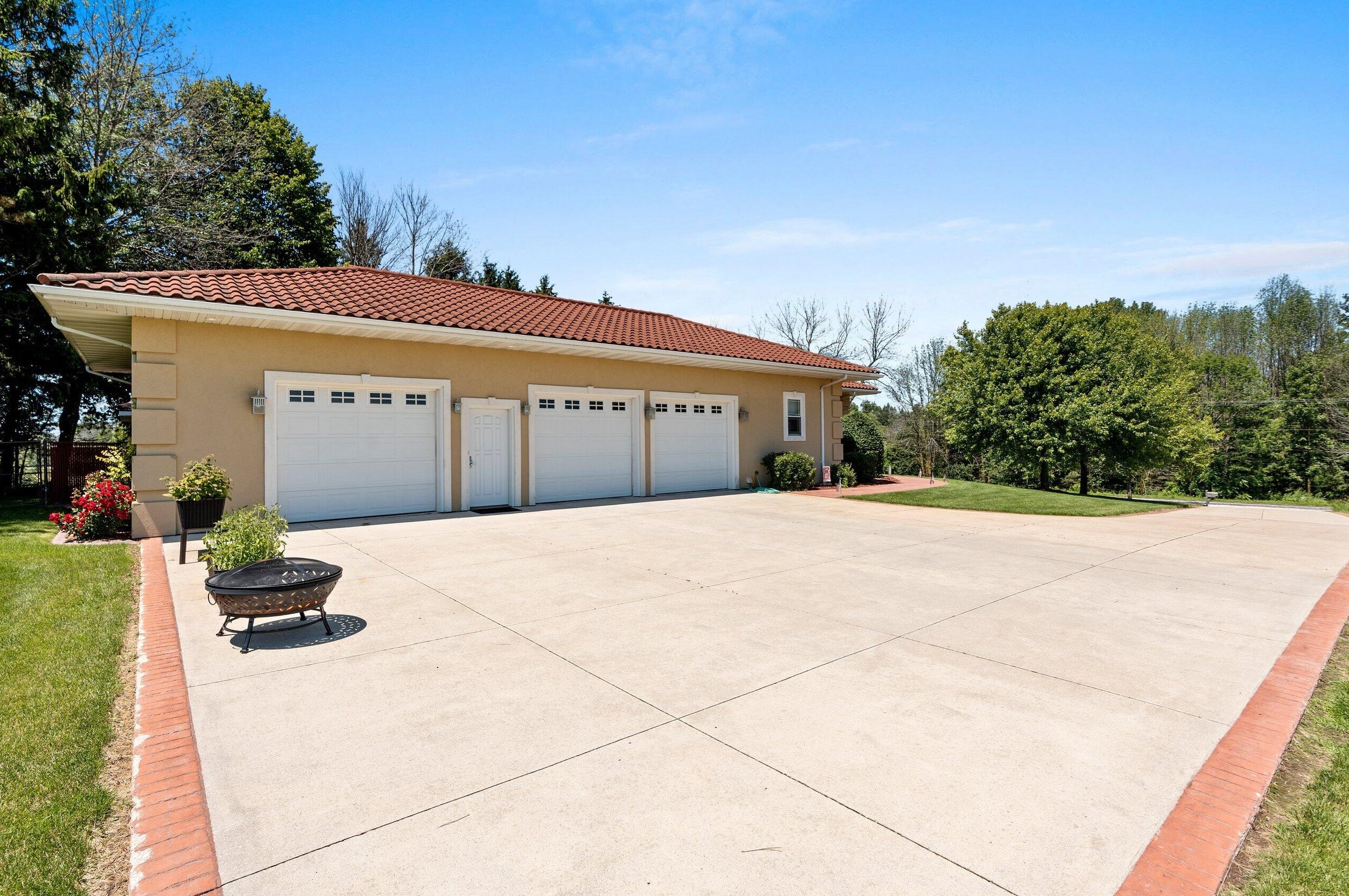 4159 Silver Creek Rd, Manitowoc WI  54220-9233 exterior