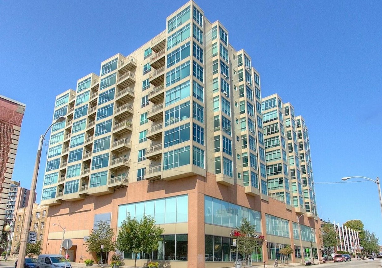 1550 Royall Pl, Milwaukee, WI 53202-1808