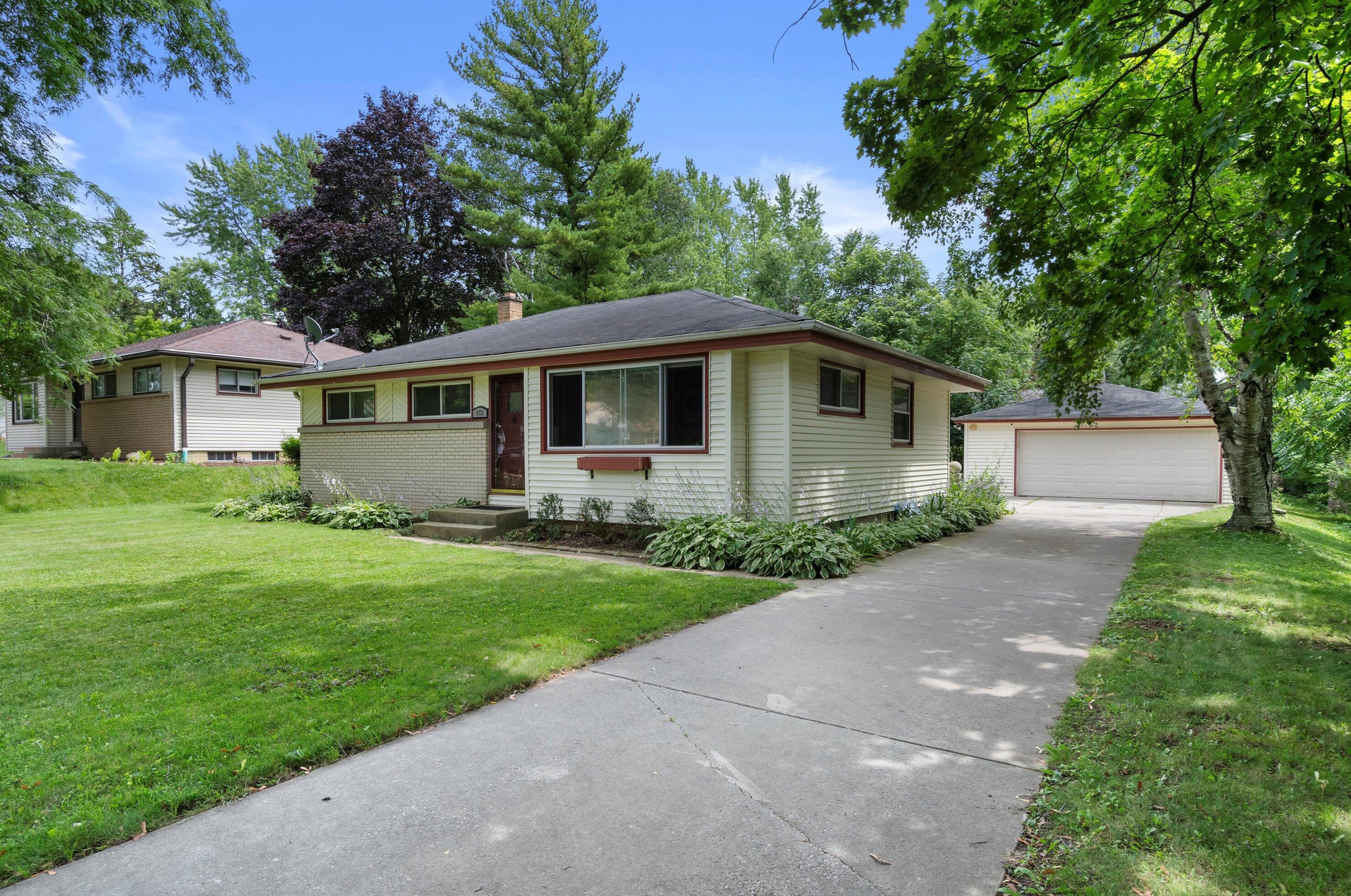 4435 W Dunwood Rd, Milwaukee, WI 53223