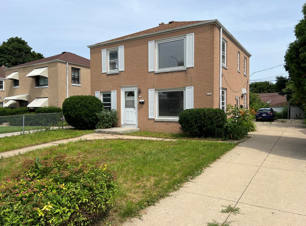 1300 Howard Ave, Milwaukee WI 53221-1901 exterior