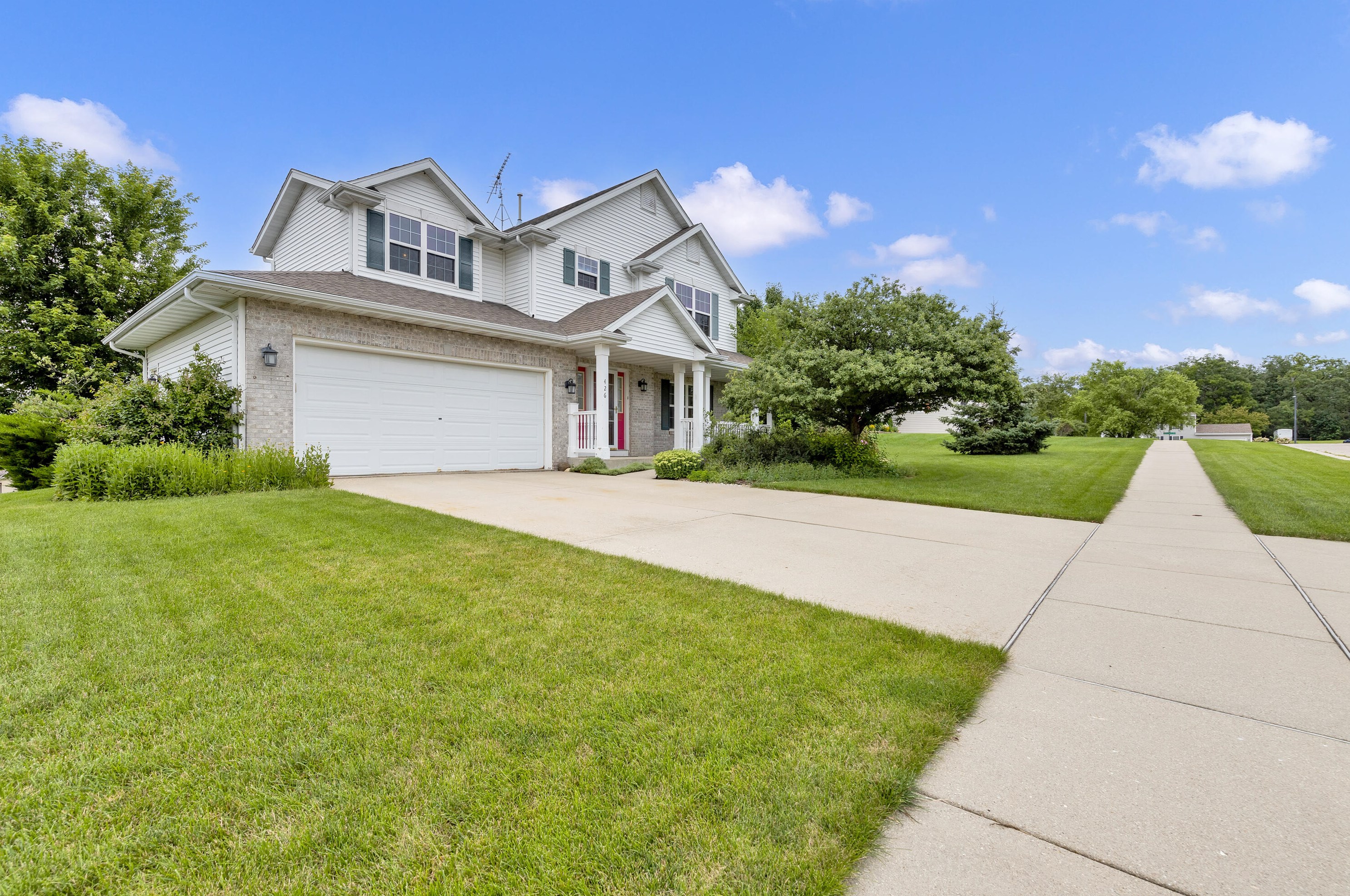 426 E Sunny Hill Dr, Elkhorn, WI 53121