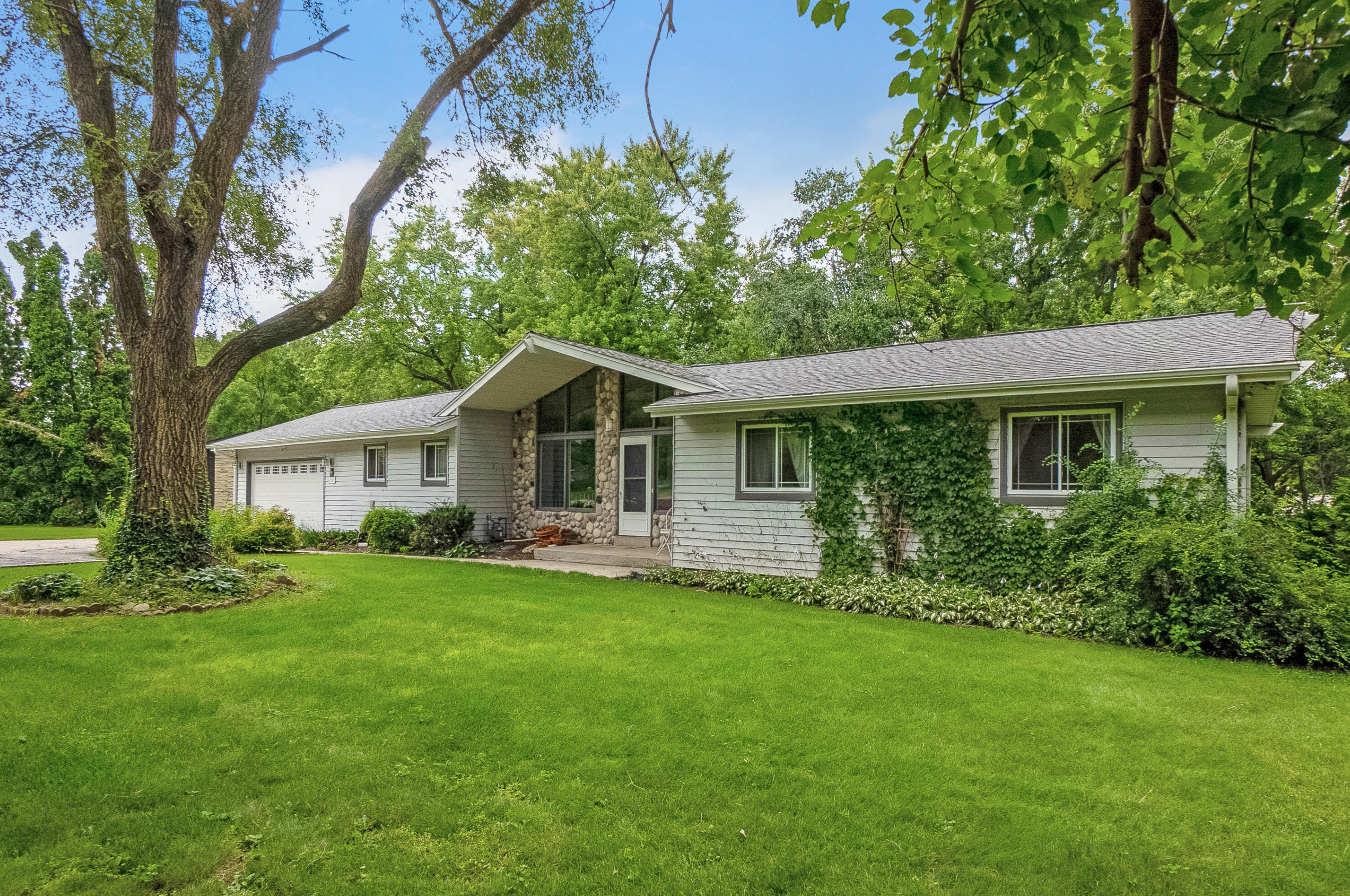 2595 Kevenauer Dr, Brookfield, WI 53005