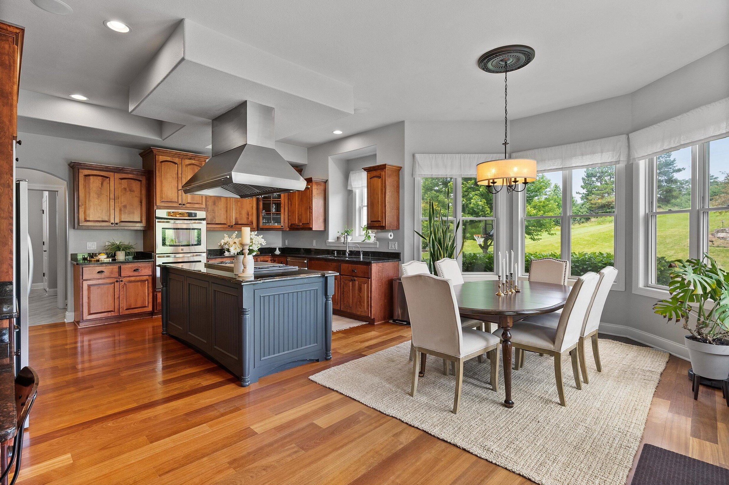1002 Cypress Ct, Chenequa, WI 53029