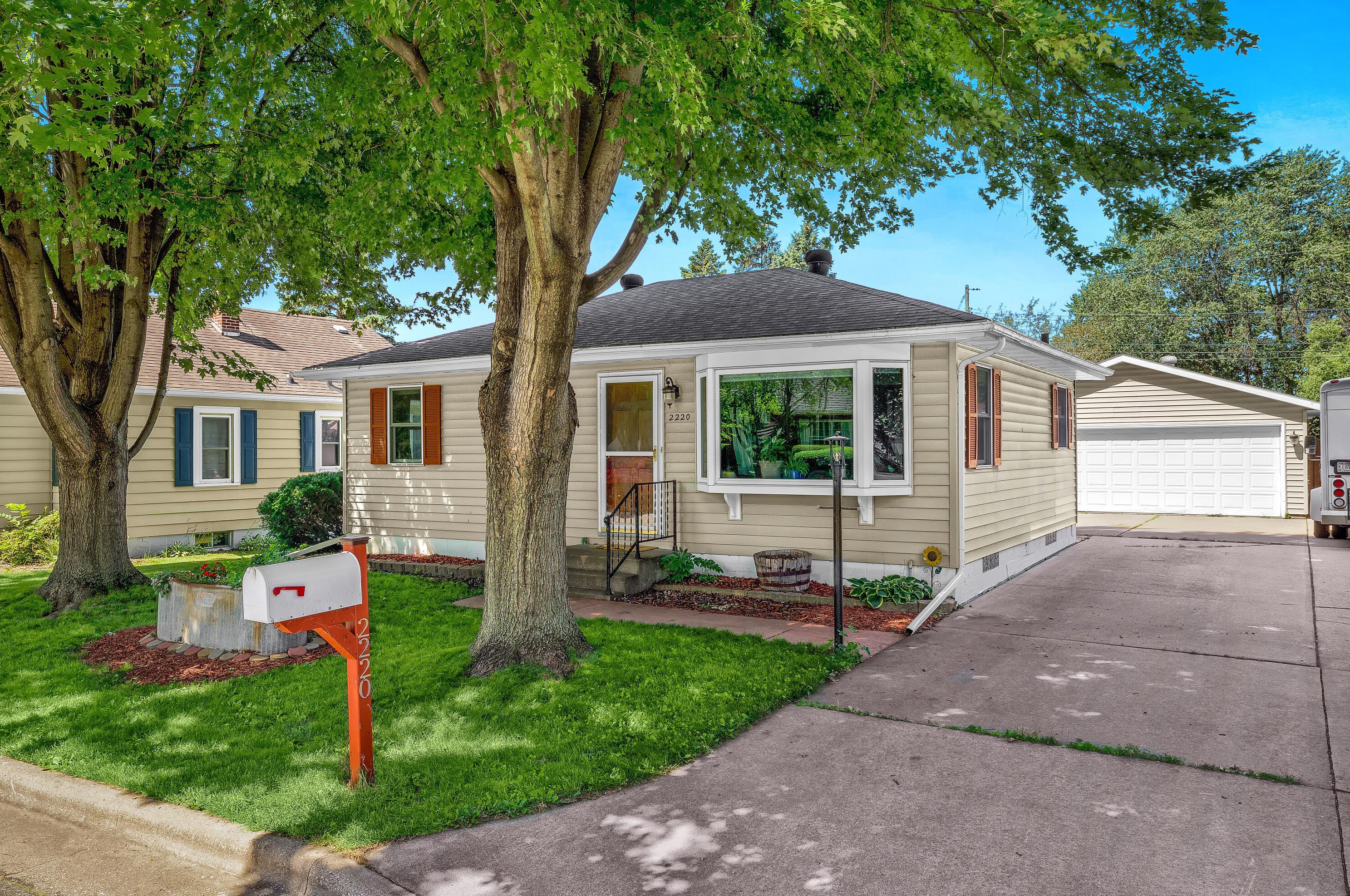 2220 30th St, La Crosse, WI 54601