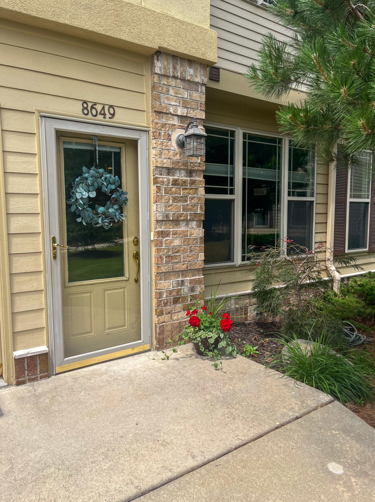 8649 S Deerwood Ln, Hales Corners, WI 53132