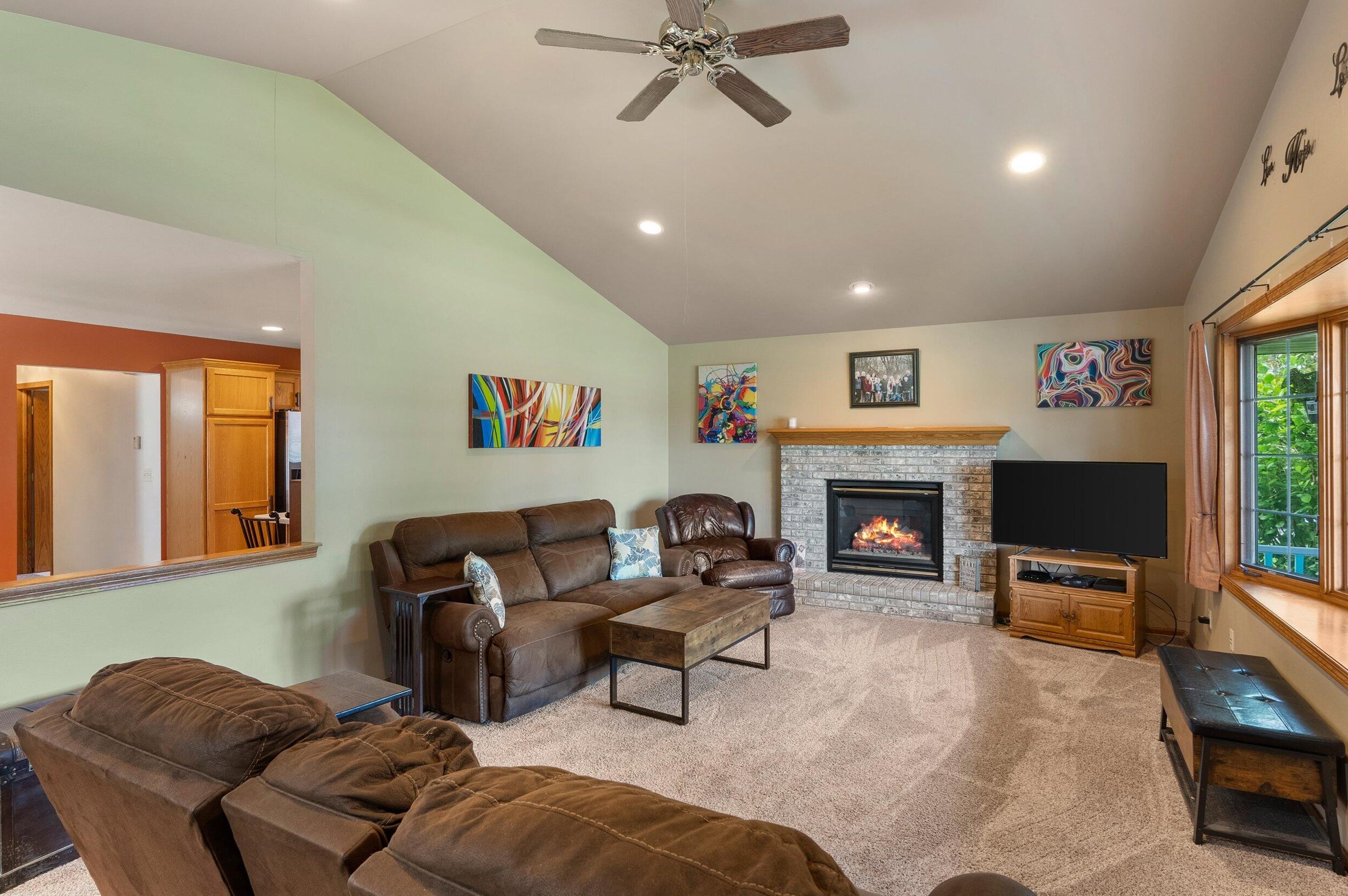 712 N 8th St, Oostburg, WI 53070