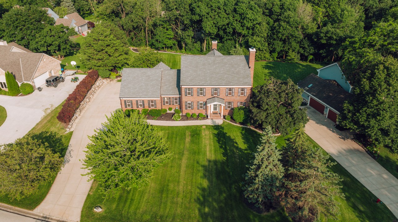 1380 Barrington Woods Dr, Brookfield, WI 53045