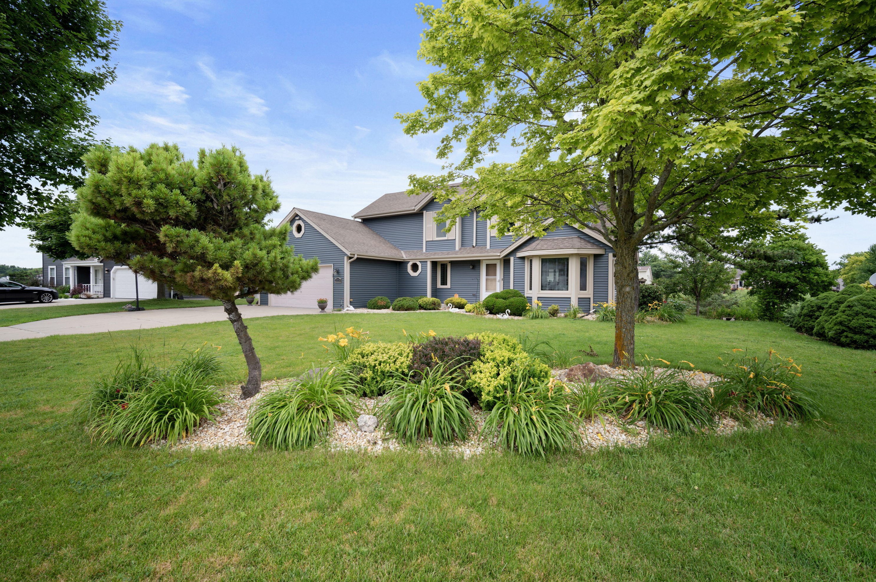 3776 W Cypress Ln, Hales Corners, WI 53132