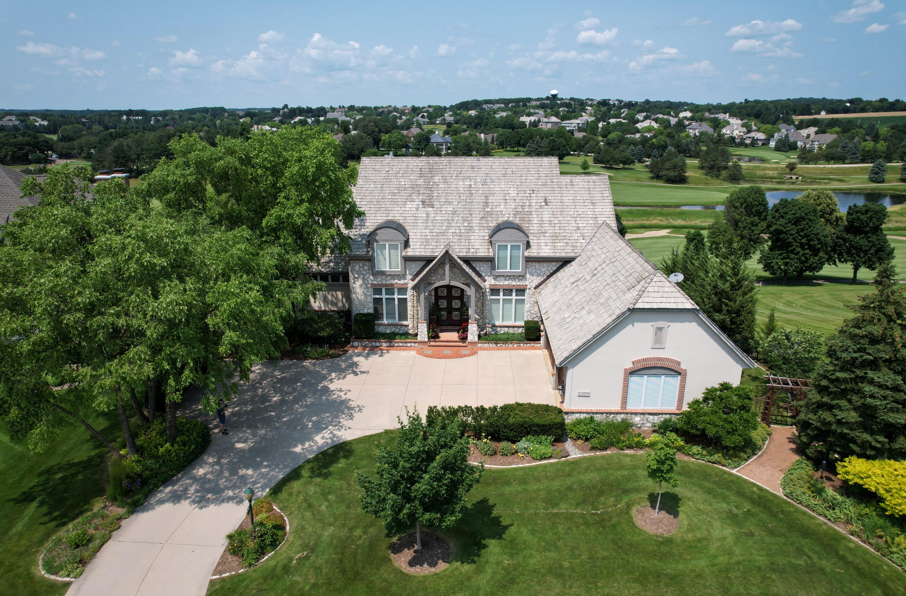 1704 E Juniper Way, Chenequa, WI 53029