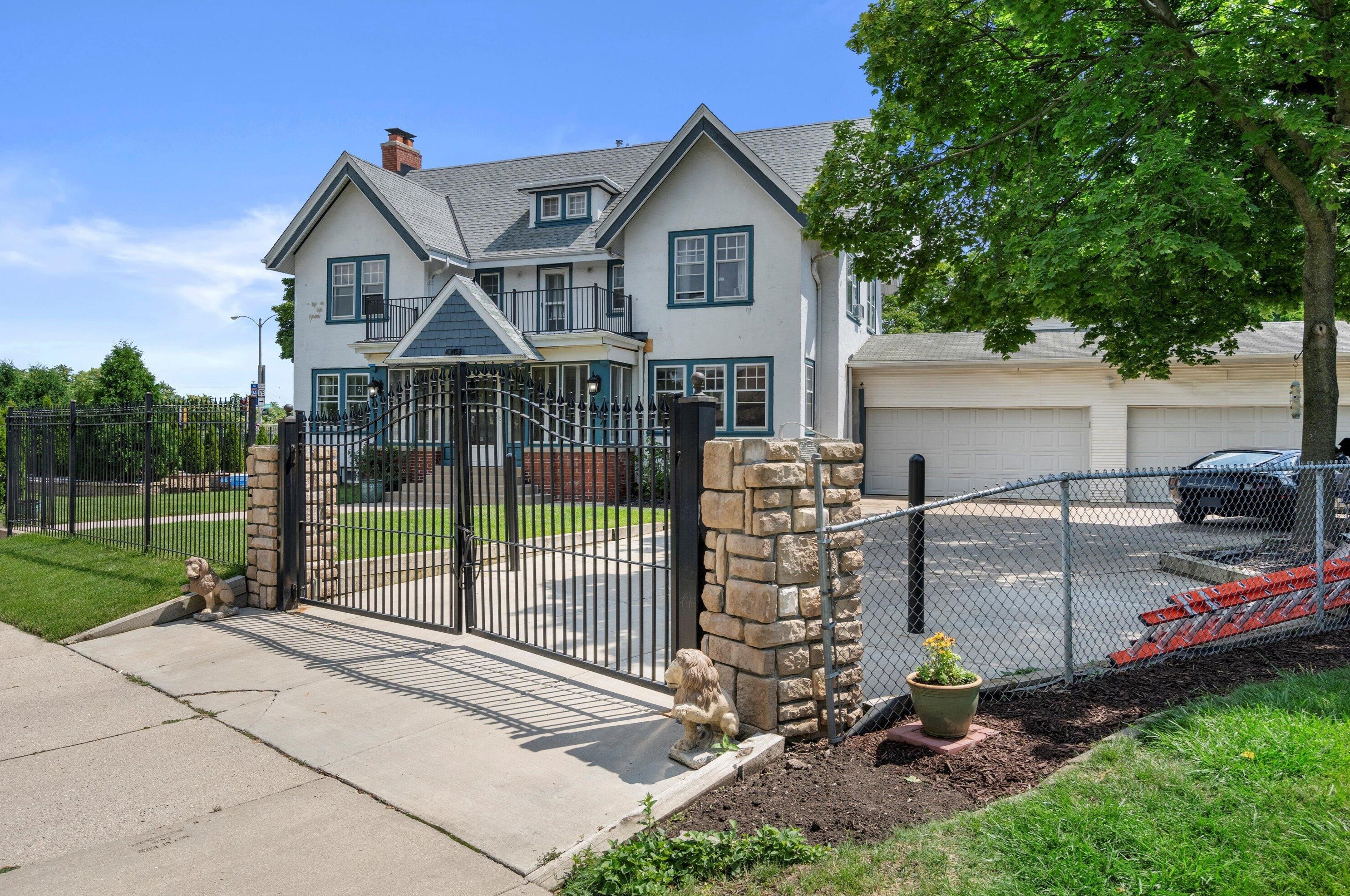 4707 W Woodlawn Ct, Milwaukee, WI 53208