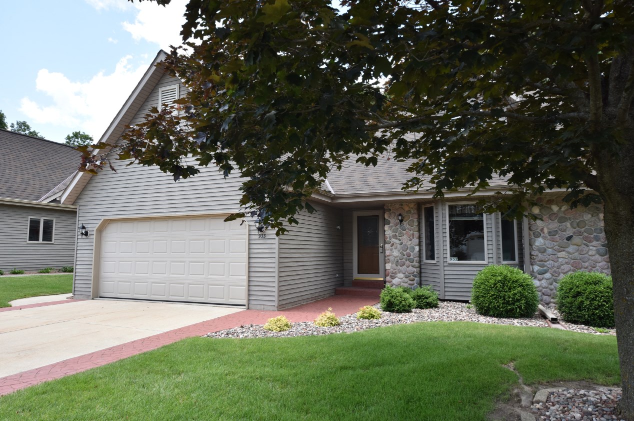 933 E Loos St, Hartford, WI 53027