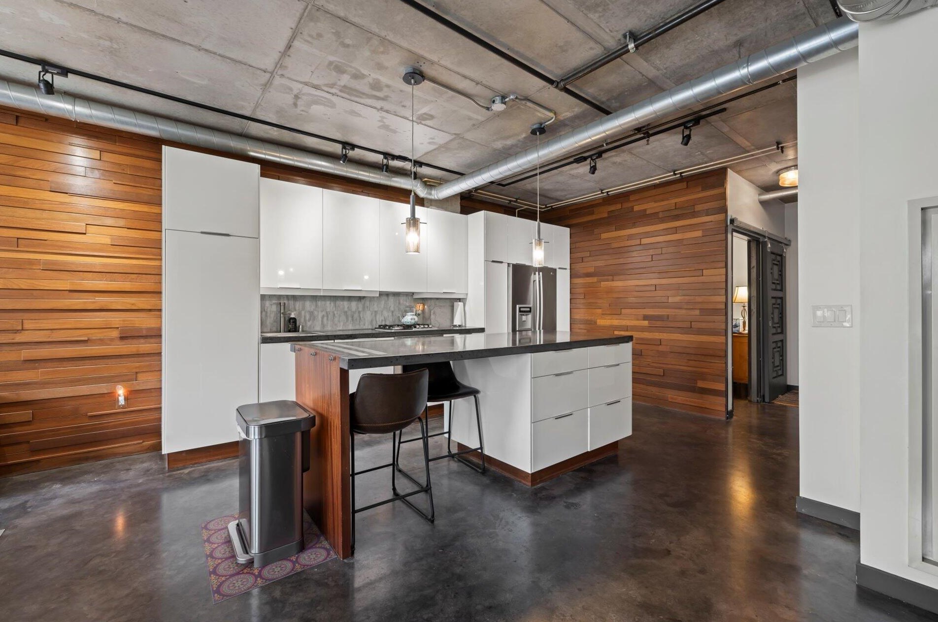 102 Water St, Milwaukee, WI 53202-6054