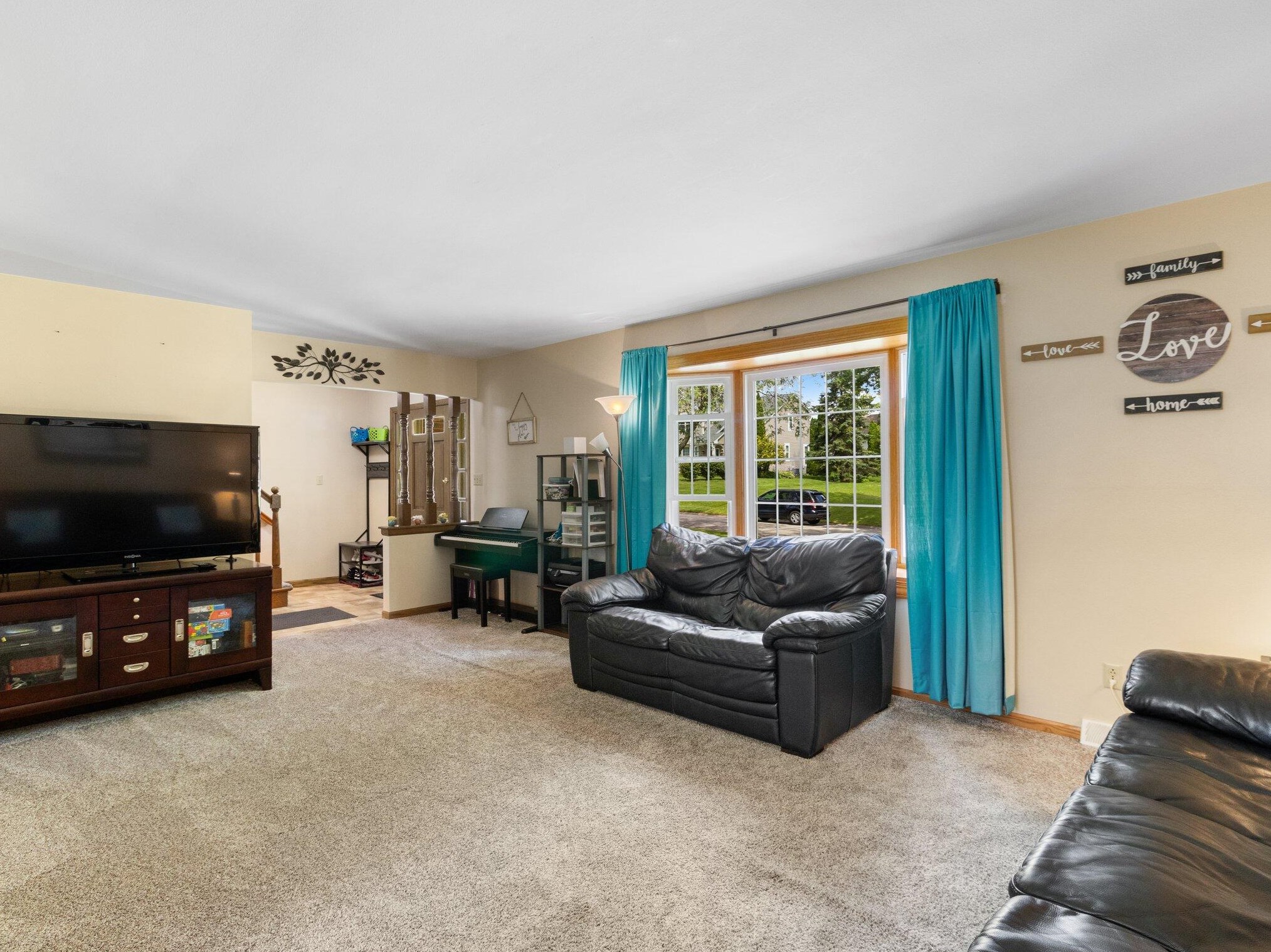 10525 W Candlestick Ln, Hales Corners, WI 53132