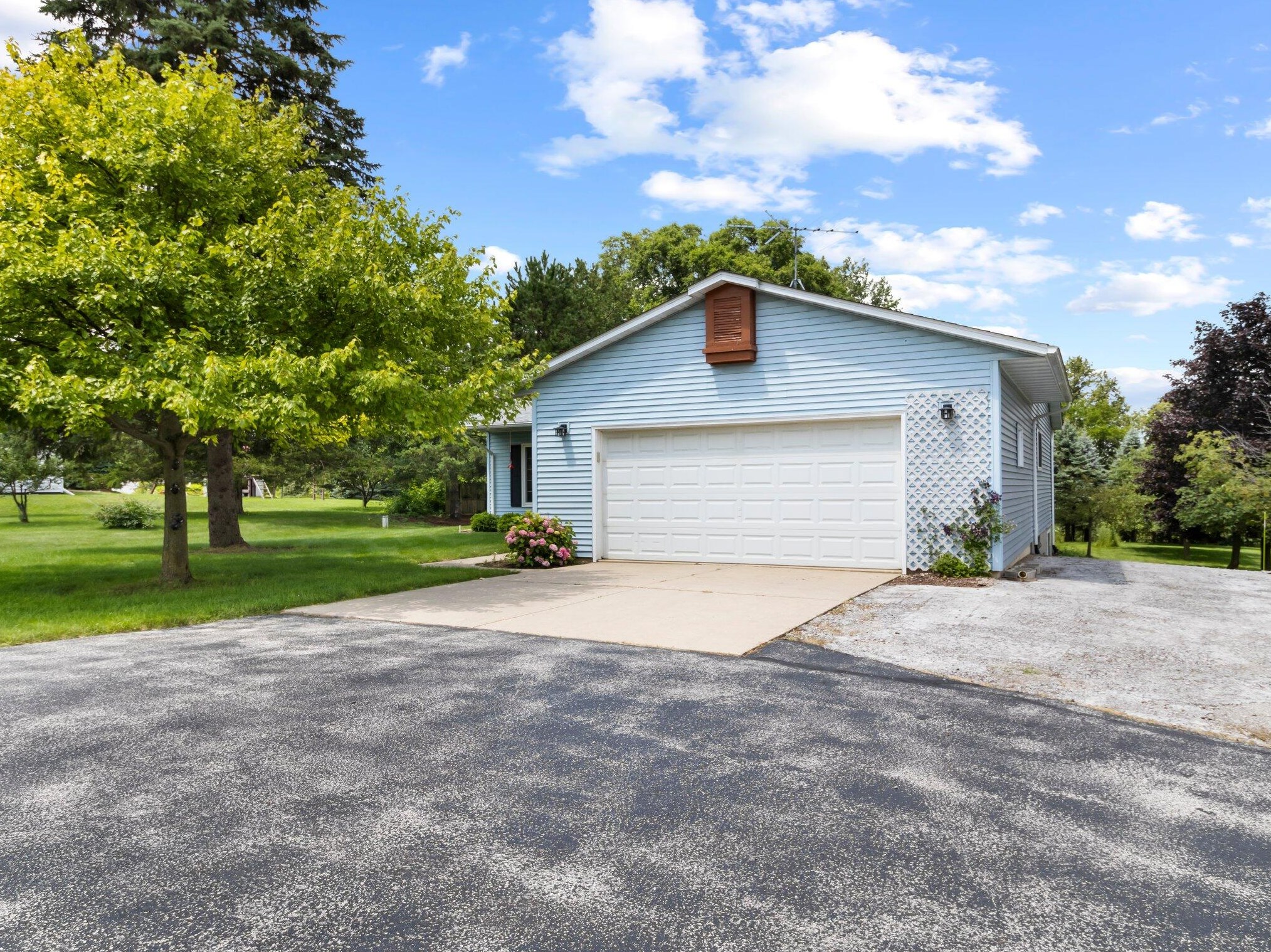 4253 W Hawthorne Dr, West Bend, WI 53090