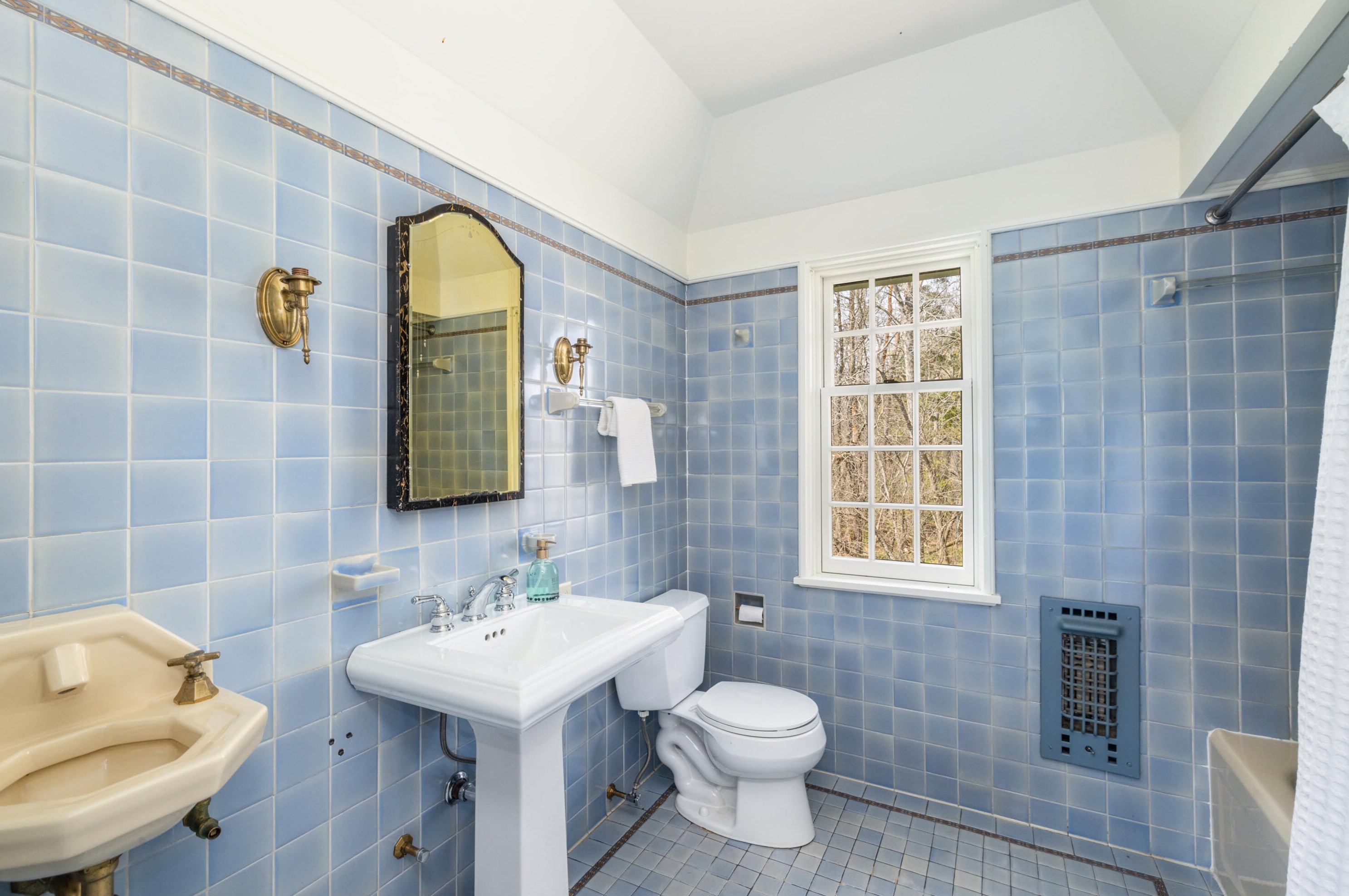 9400 Lk Dr, Milwaukee WI 53202-1251 exterior