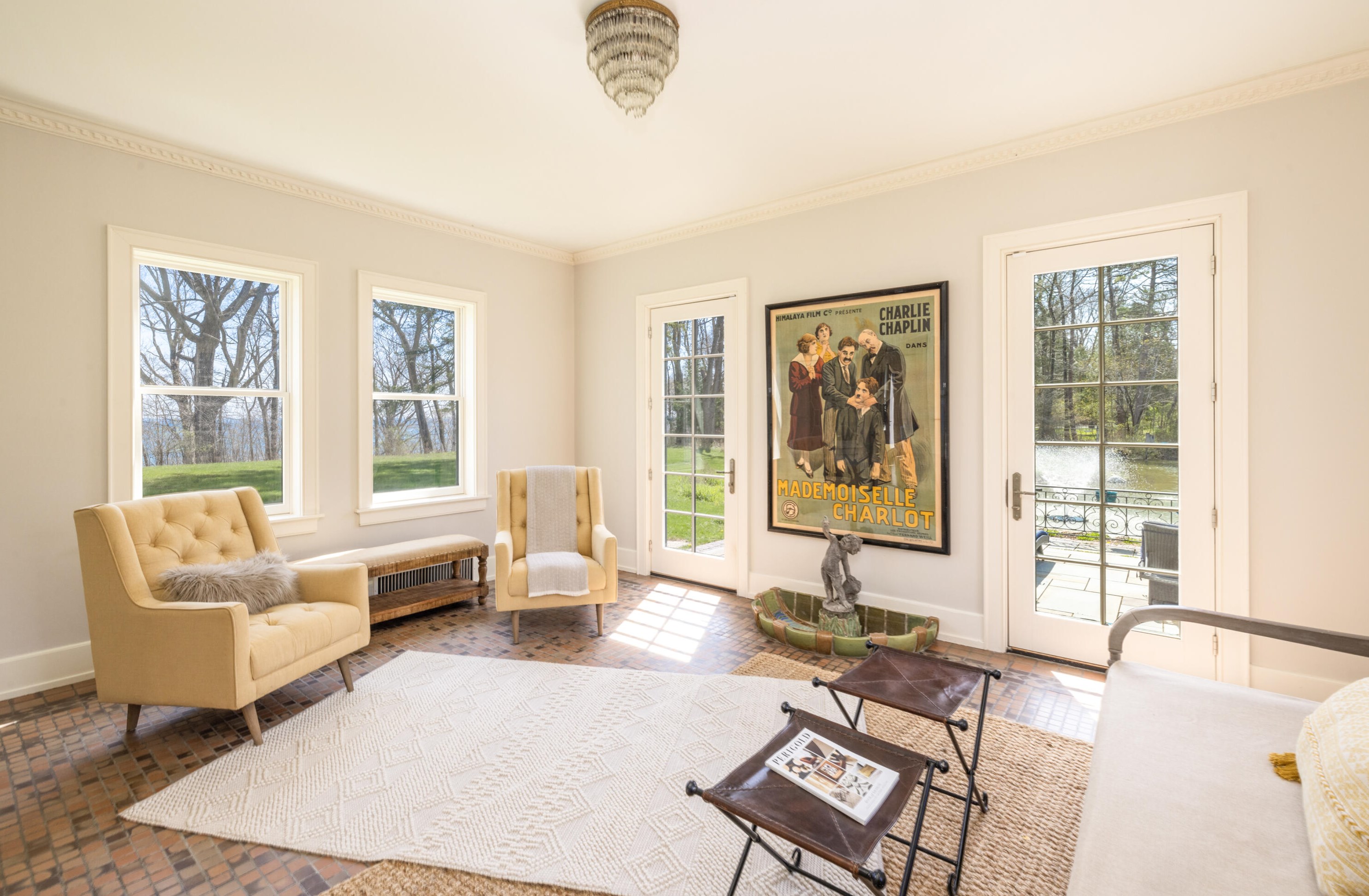 9400 Lk Dr, Milwaukee WI 53202-1251 exterior