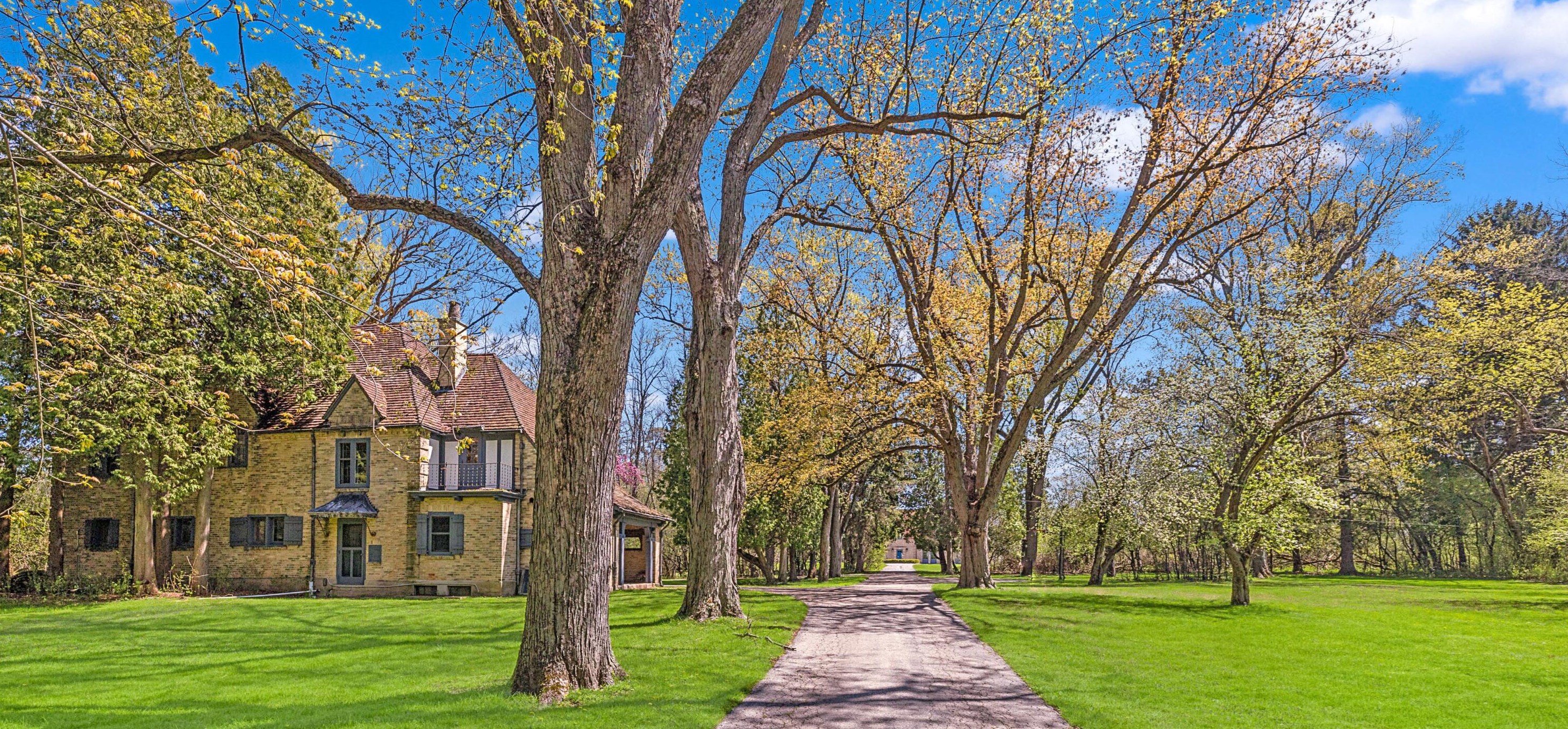 9400 Lk Dr, Milwaukee WI 53202-1251 exterior