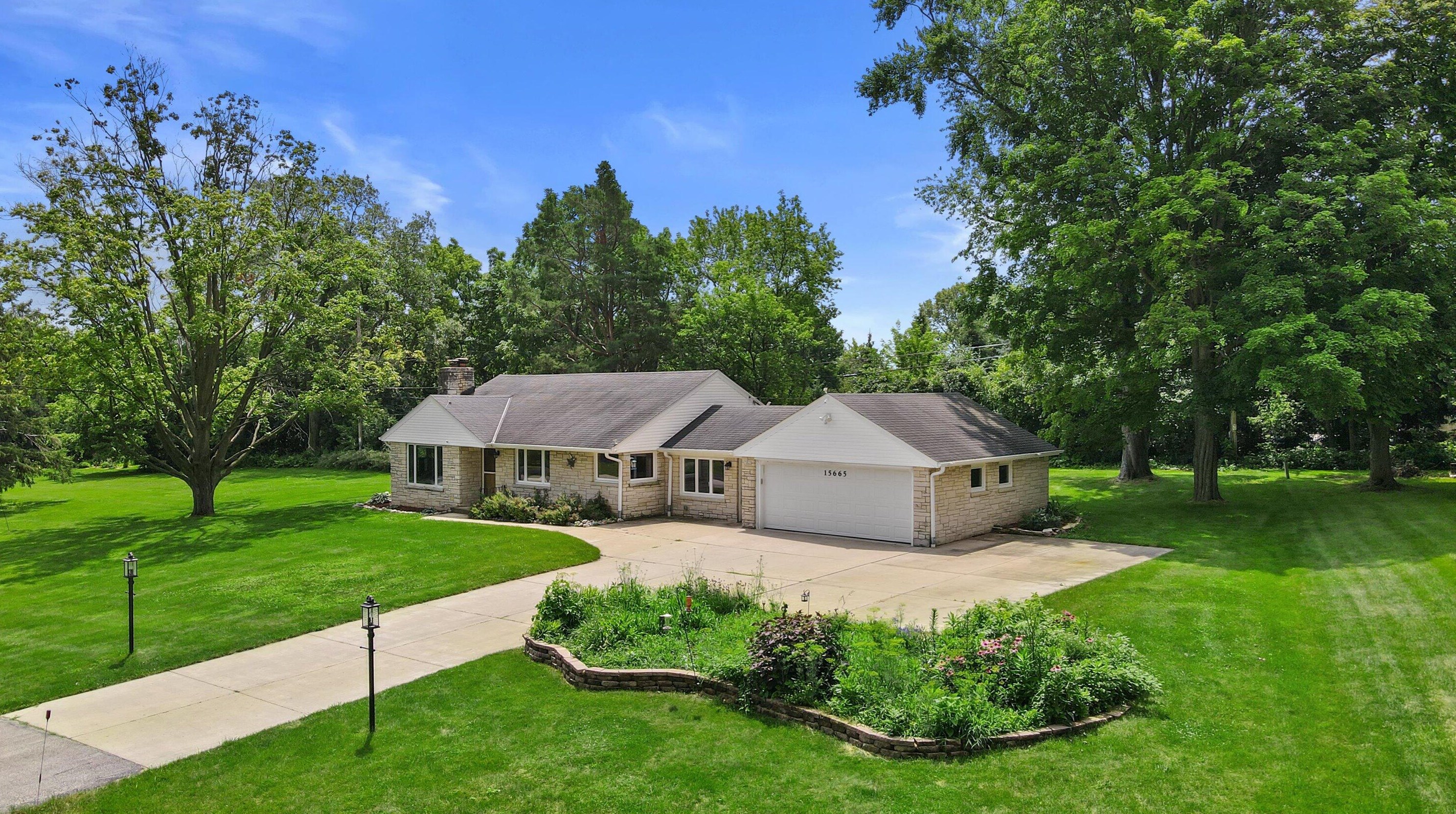15665 Brentwood Dr, Brookfield, WI 53005