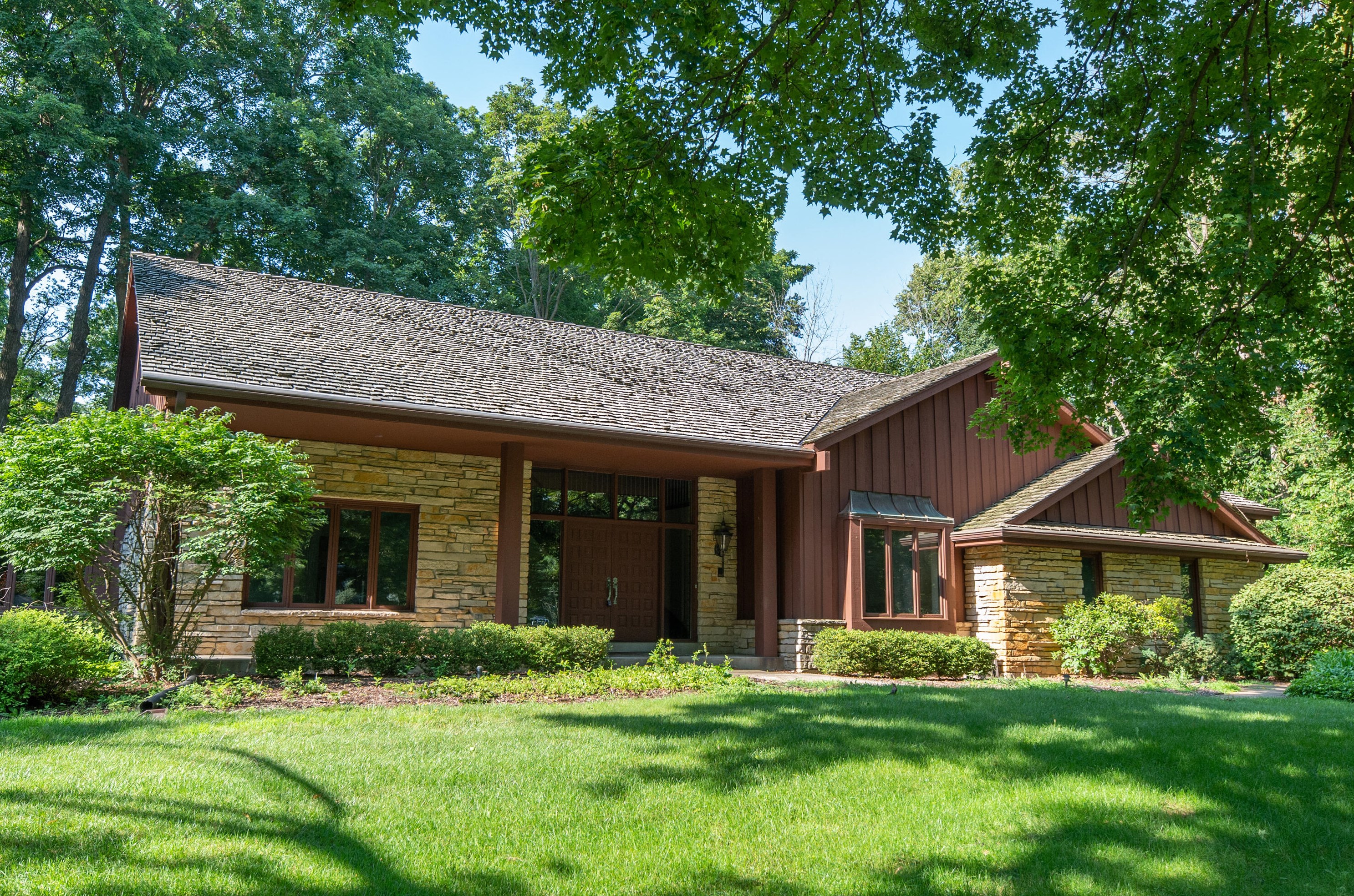 2660 Woodglen Ct, Brookfield, WI 53005