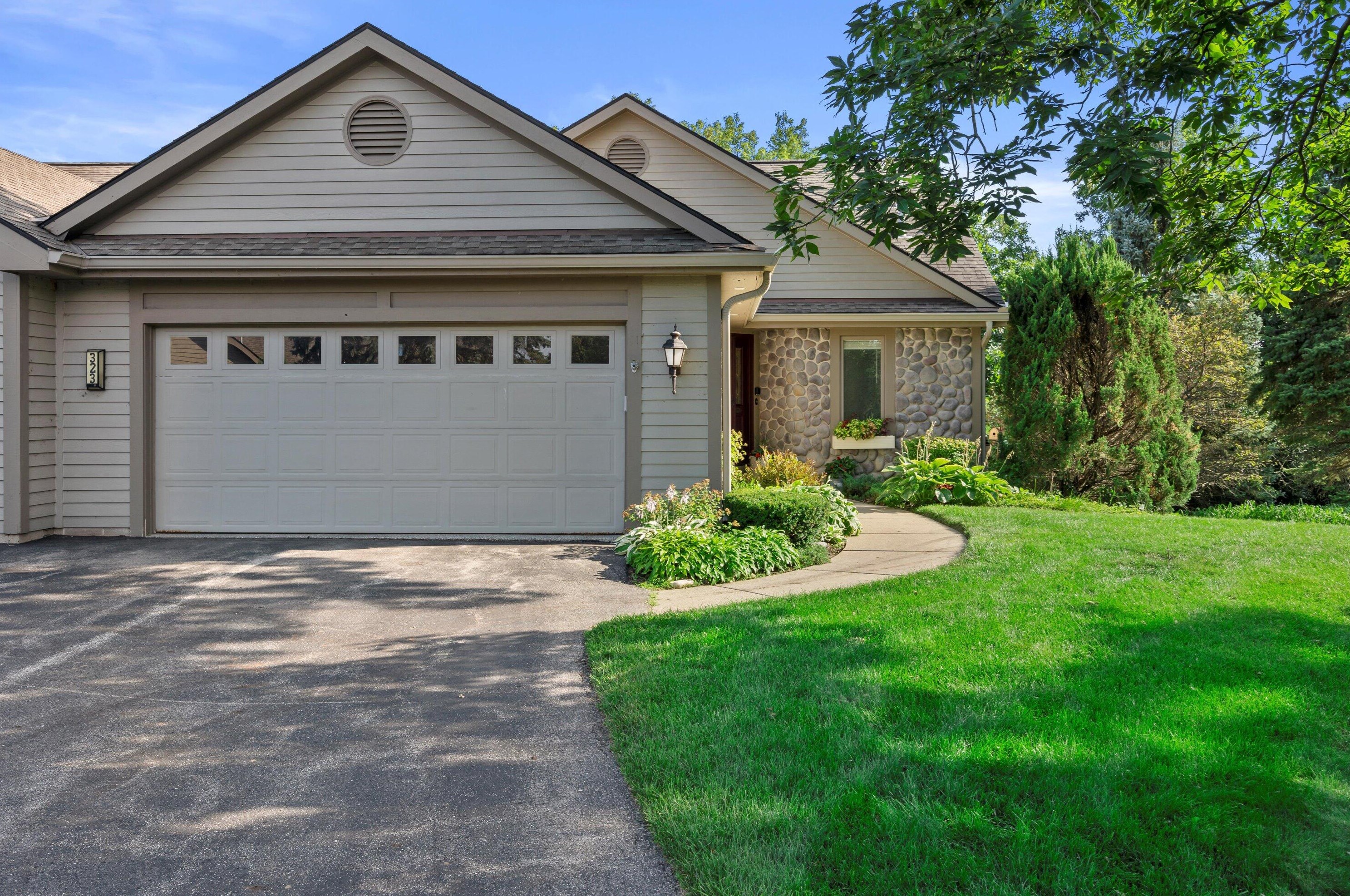 323 Parkview Ct, Chenequa, WI 53029